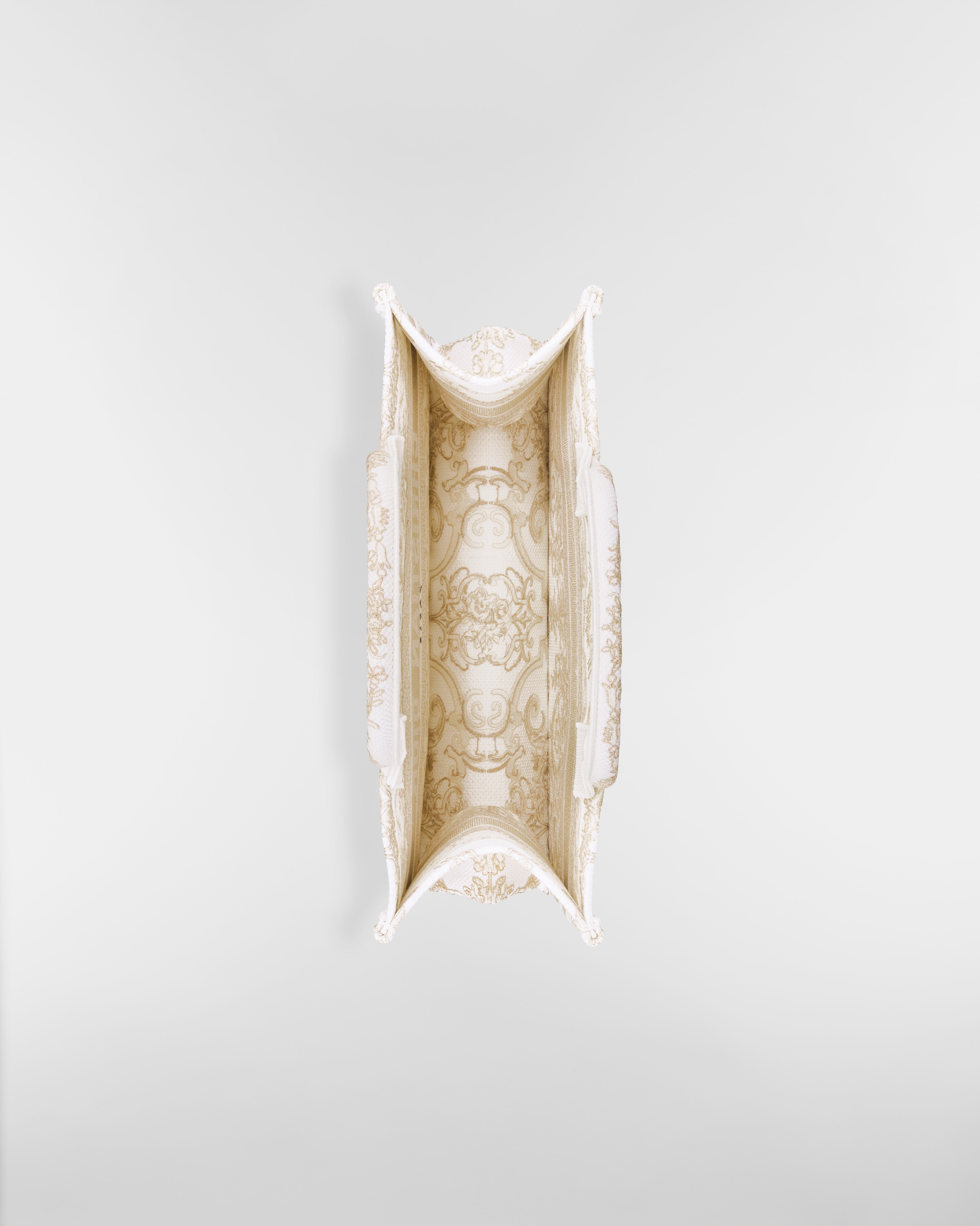 中碼 Dior Book Tote 奶白色和金色色調 Dioresque Butterfly 鏈式效果刺繡（36 x 27.5 x 16.5 厘米） E06