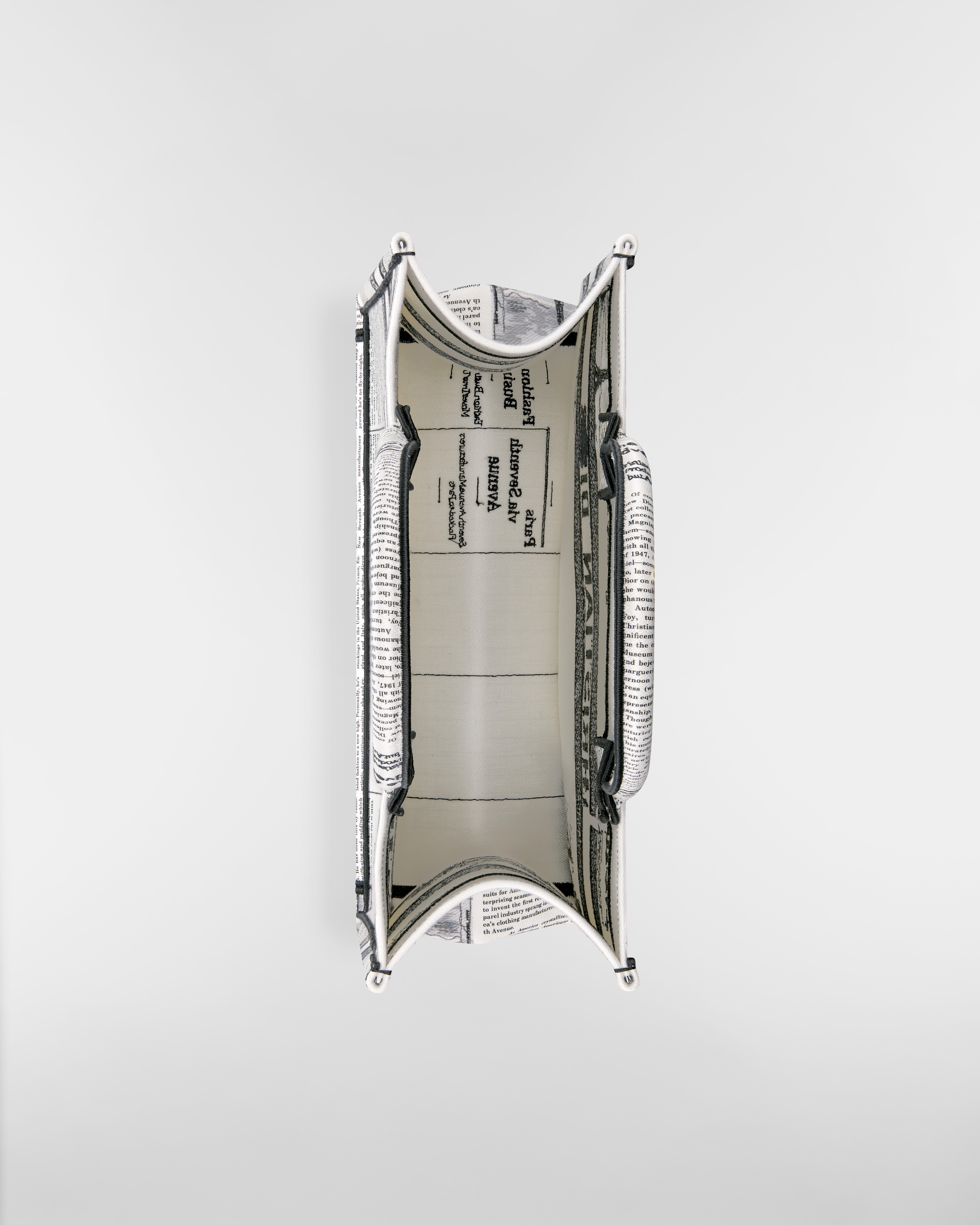 中碼 Dior Book Tote 白色和黑色報紙圖案刺繡（36 x 27.5 x 16.5 厘米） E06