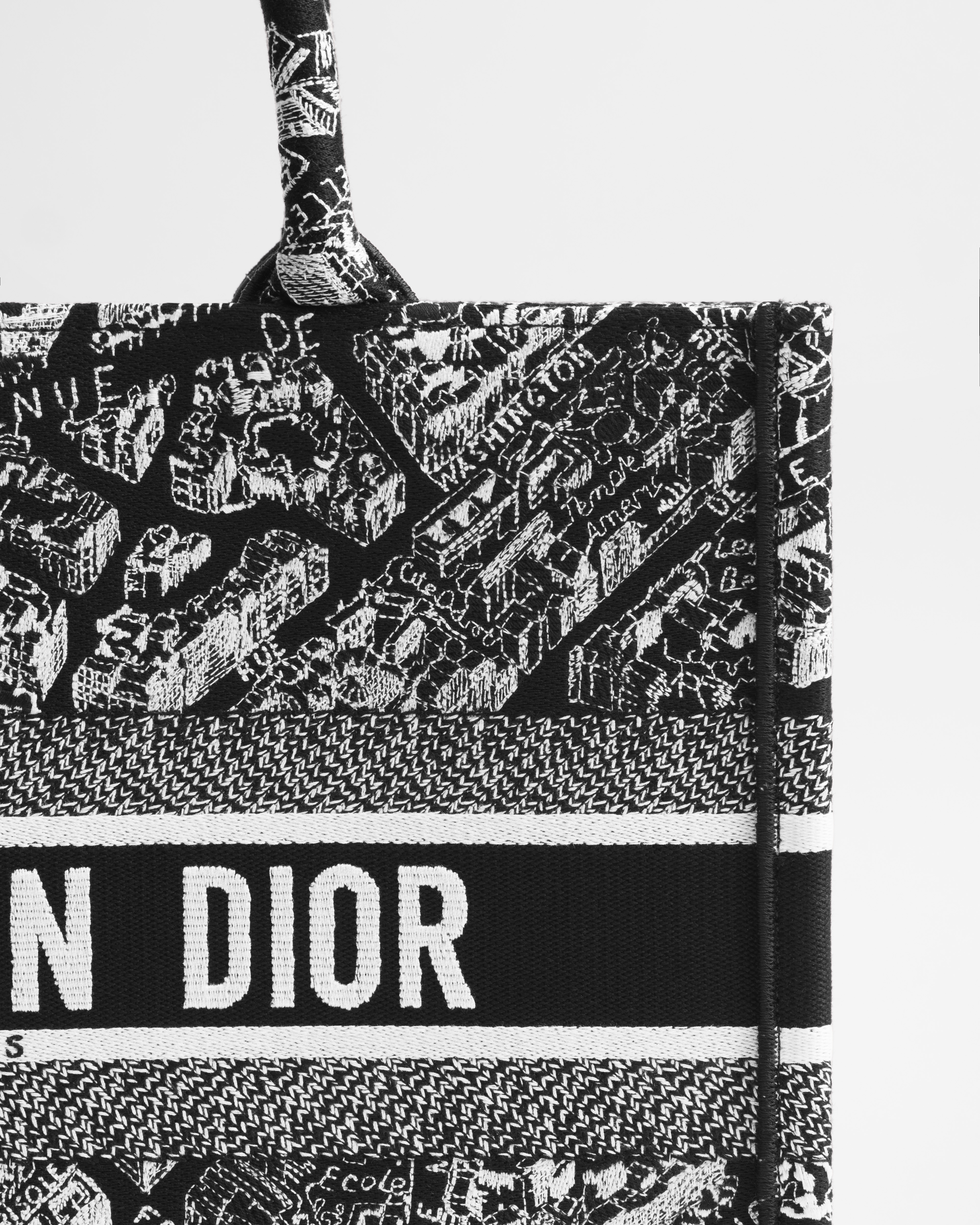 Mittelgroße Dior Book Tote Plan de Paris Stickerei in Schwarz und Weiß (36 x 27,5 x 16,5 cm) E09