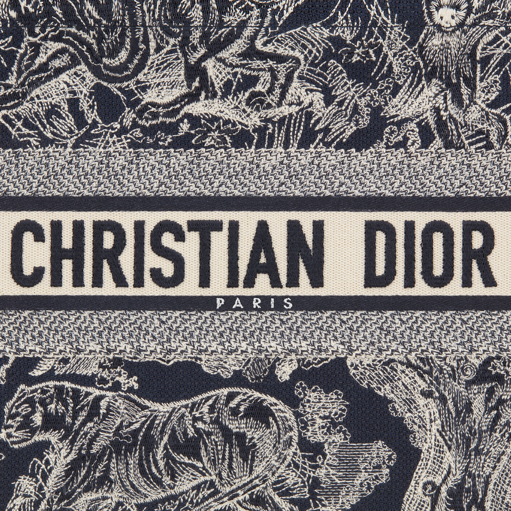 Sac Dior Book Tote Medium Broderie Toile de Jouy Reverse bleue et écrue (36 x 27,5 x 16,5 cm) E09