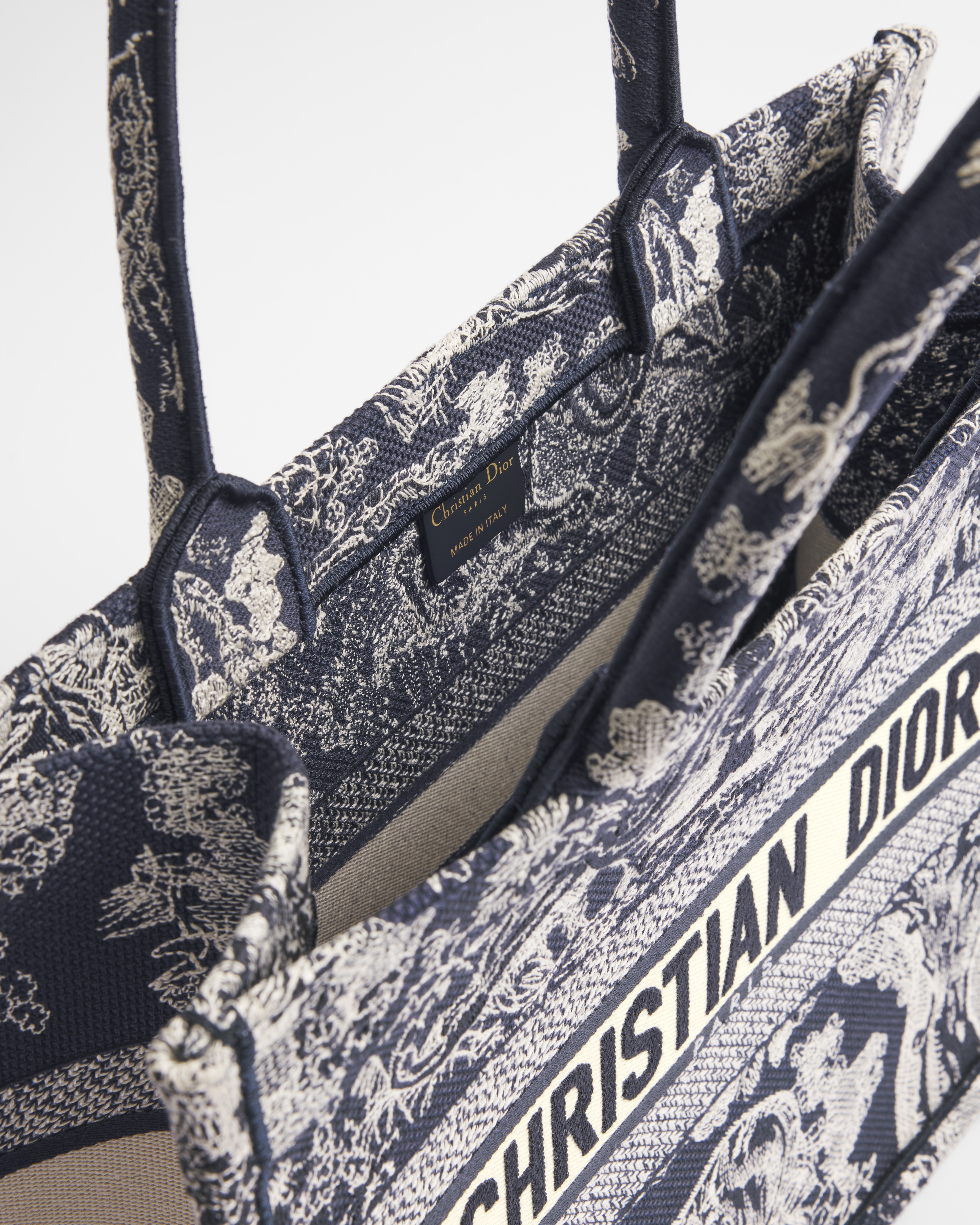 中碼 Dior Book Tote 藍色和米白色 Toile de Jouy Reverse 刺繡（36 x 27.5 x 16.5 厘米） E06