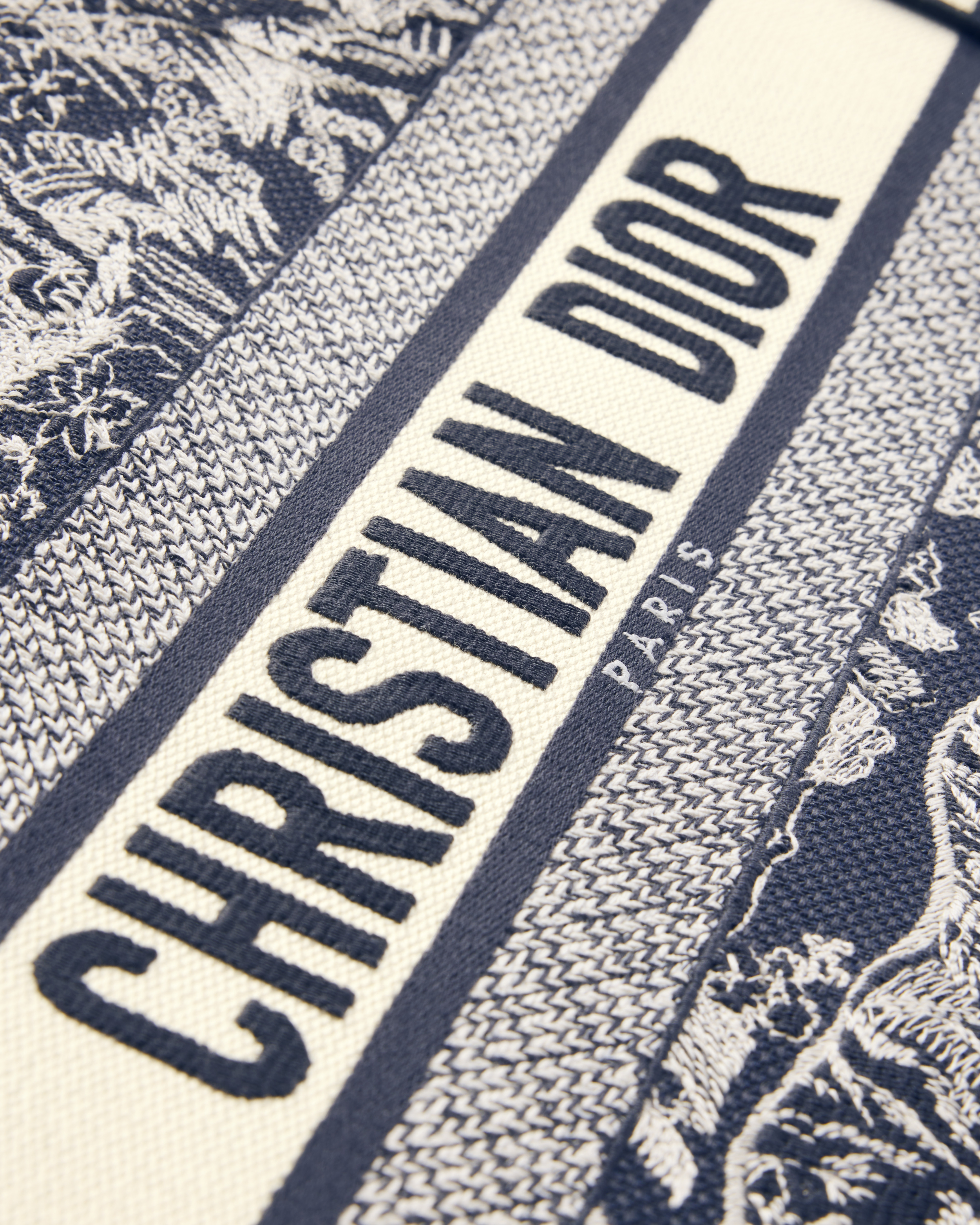 Sac Dior Book Tote Medium Broderie Toile de Jouy Reverse bleue et écrue (36 x 27,5 x 16,5 cm) E09