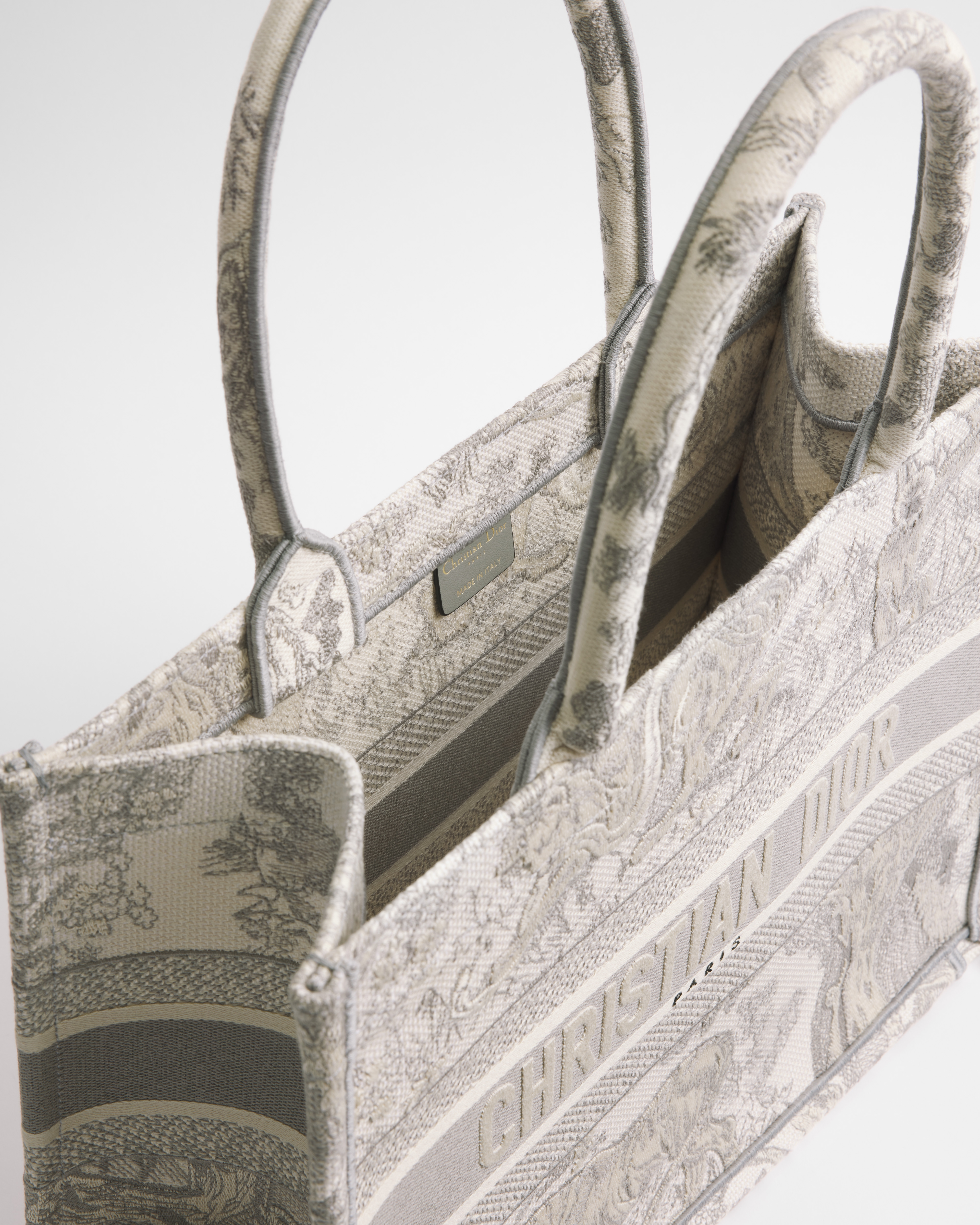 中碼 Dior Book Tote 米白色和灰色 Toile de Jouy 刺繡（36 x 27.5 x 16.5 厘米） E06