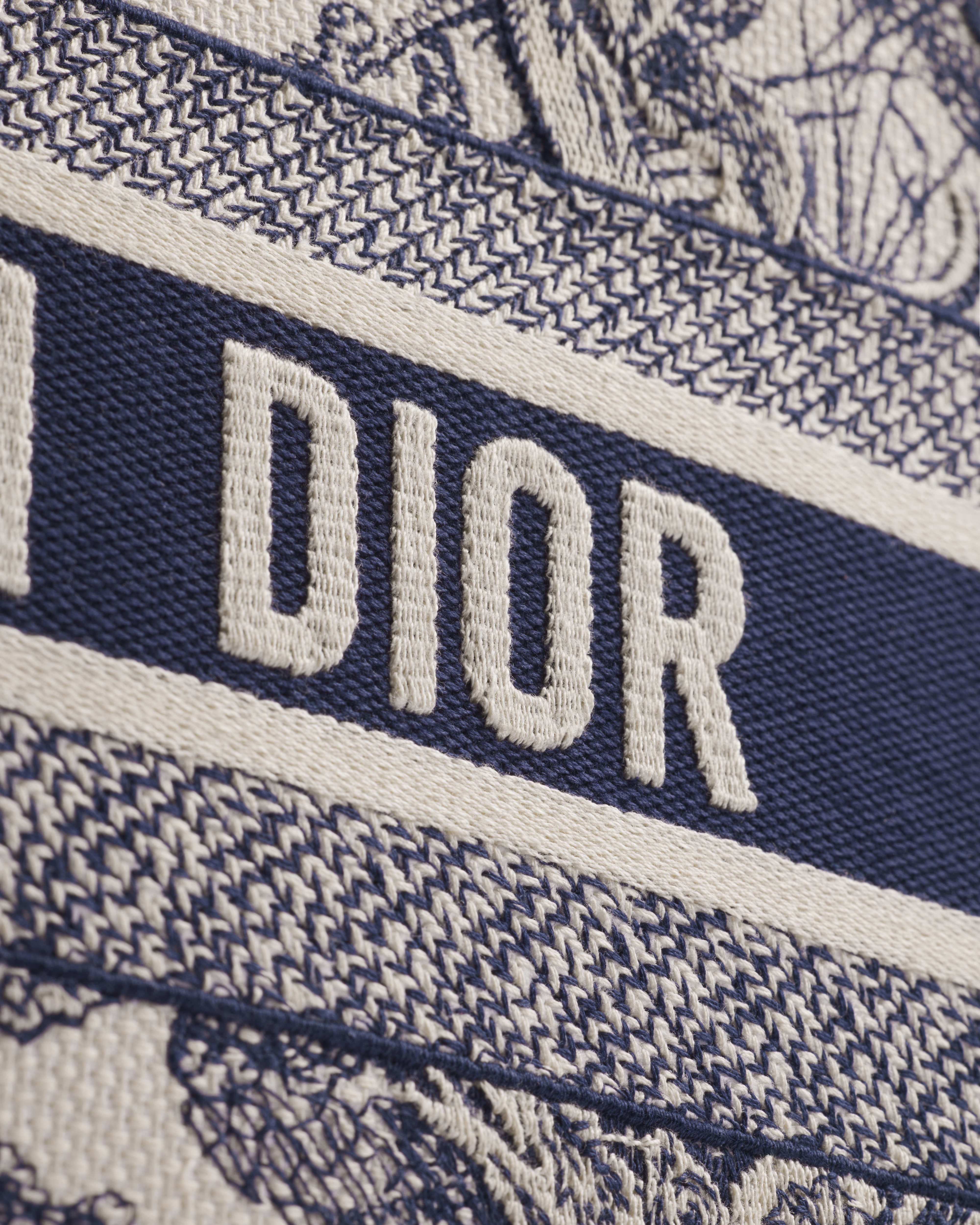 Medium Dior Book Tote Ecru and Blue Toile de Jouy Embroidery (36 x 27.5 x 16.5 cm) E09