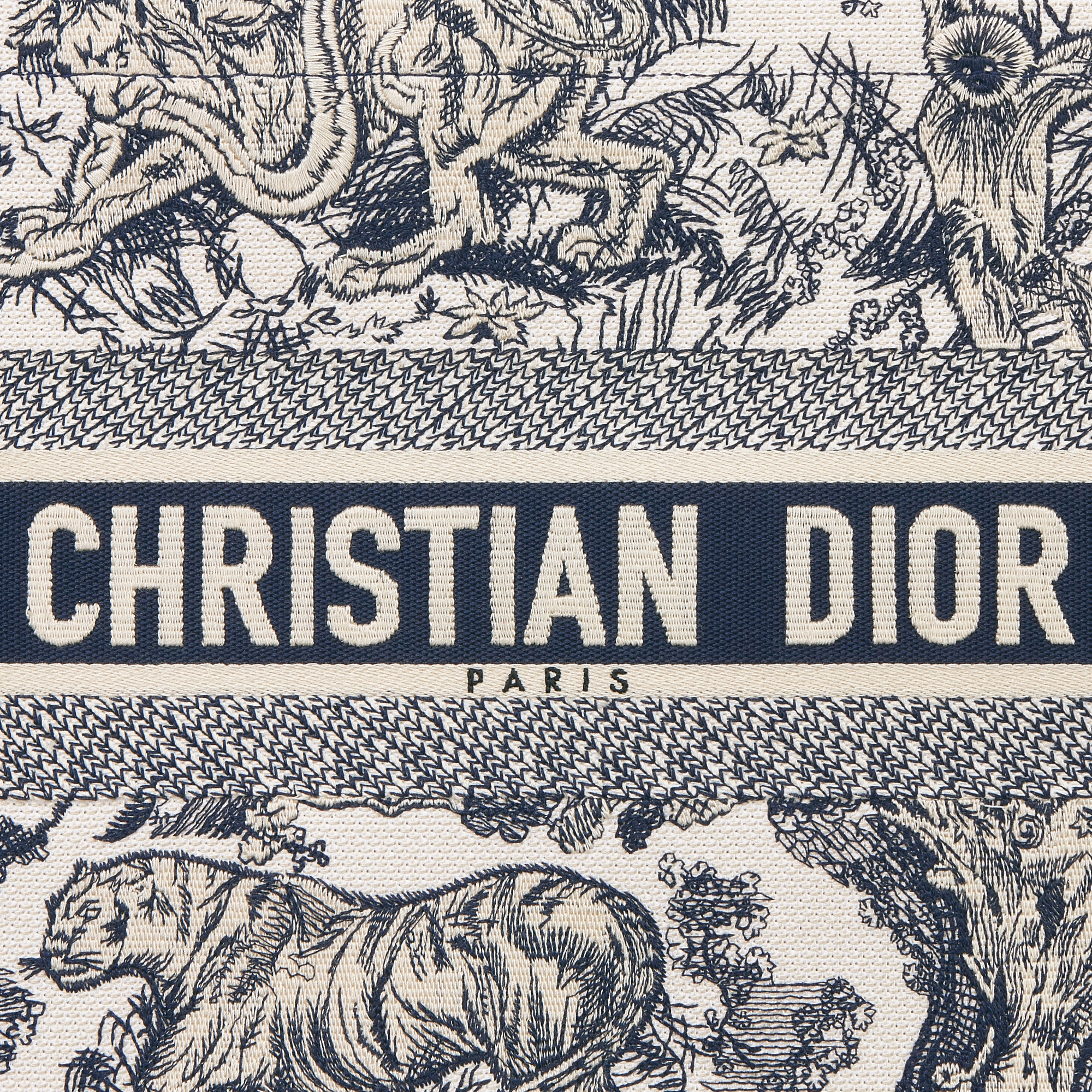 Middelgrote Dior Book Tote Wit en marineblauw Toile de Jouy Sauvage-borduursel met marineblauw kalfsleer (36,5 x 28 x 16,5 cm) E09