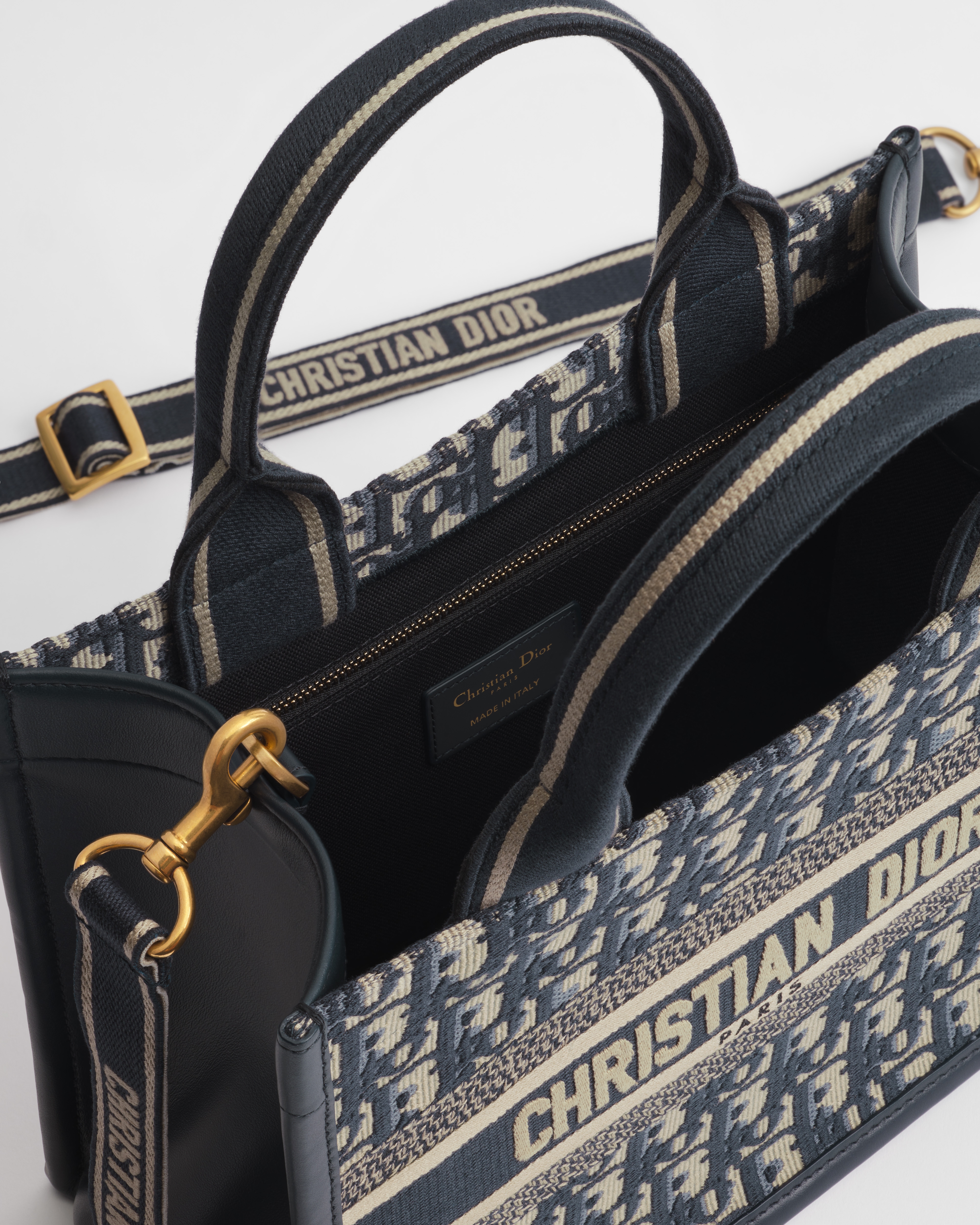 Dior Book Tote pequeño Bordado Dior Oblique y piel de becerro azules (26,5 x 22 x 14 cm) E06