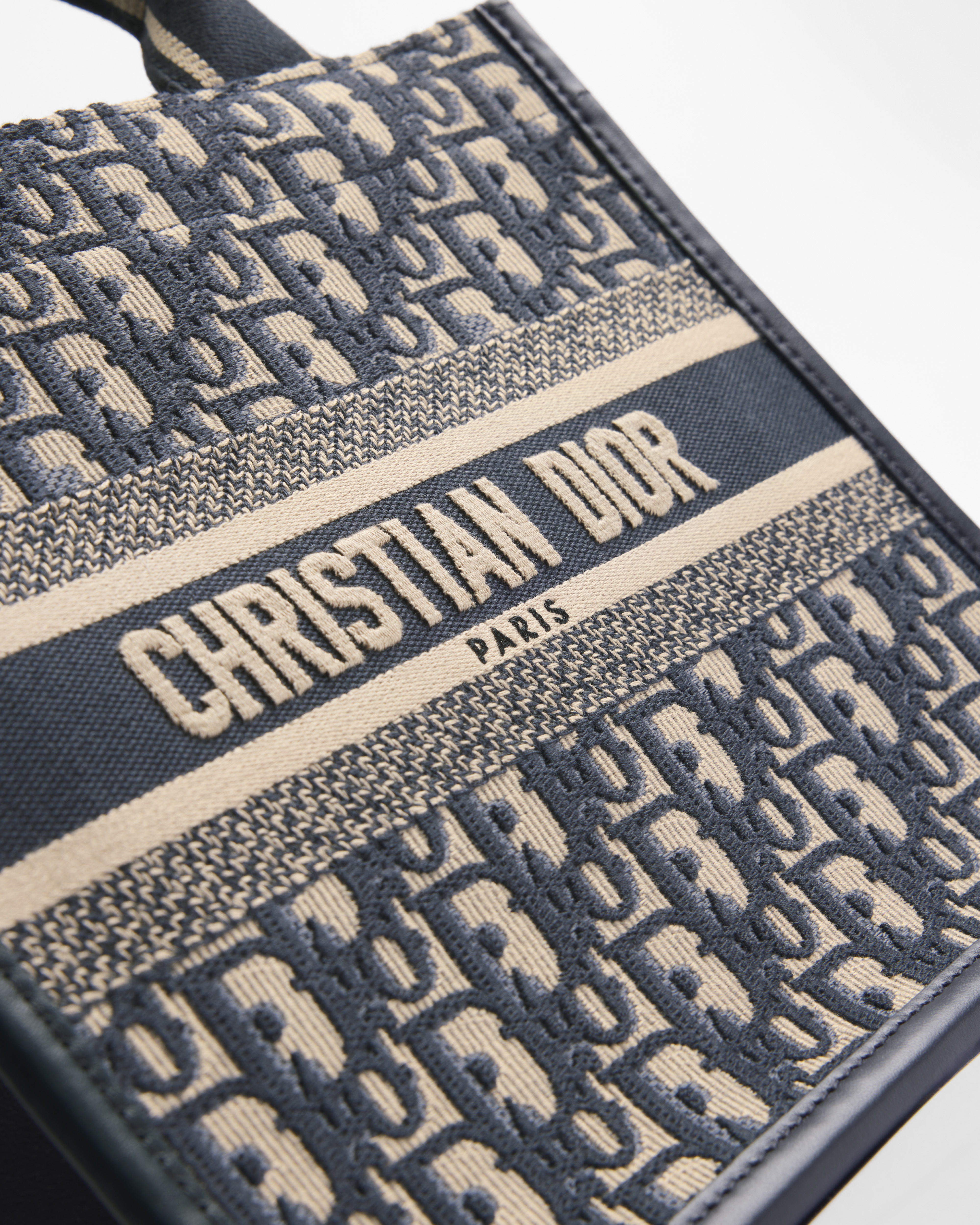 Dior Book Tote pequeño Bordado Dior Oblique y piel de becerro azules (26,5 x 22 x 14 cm) E09