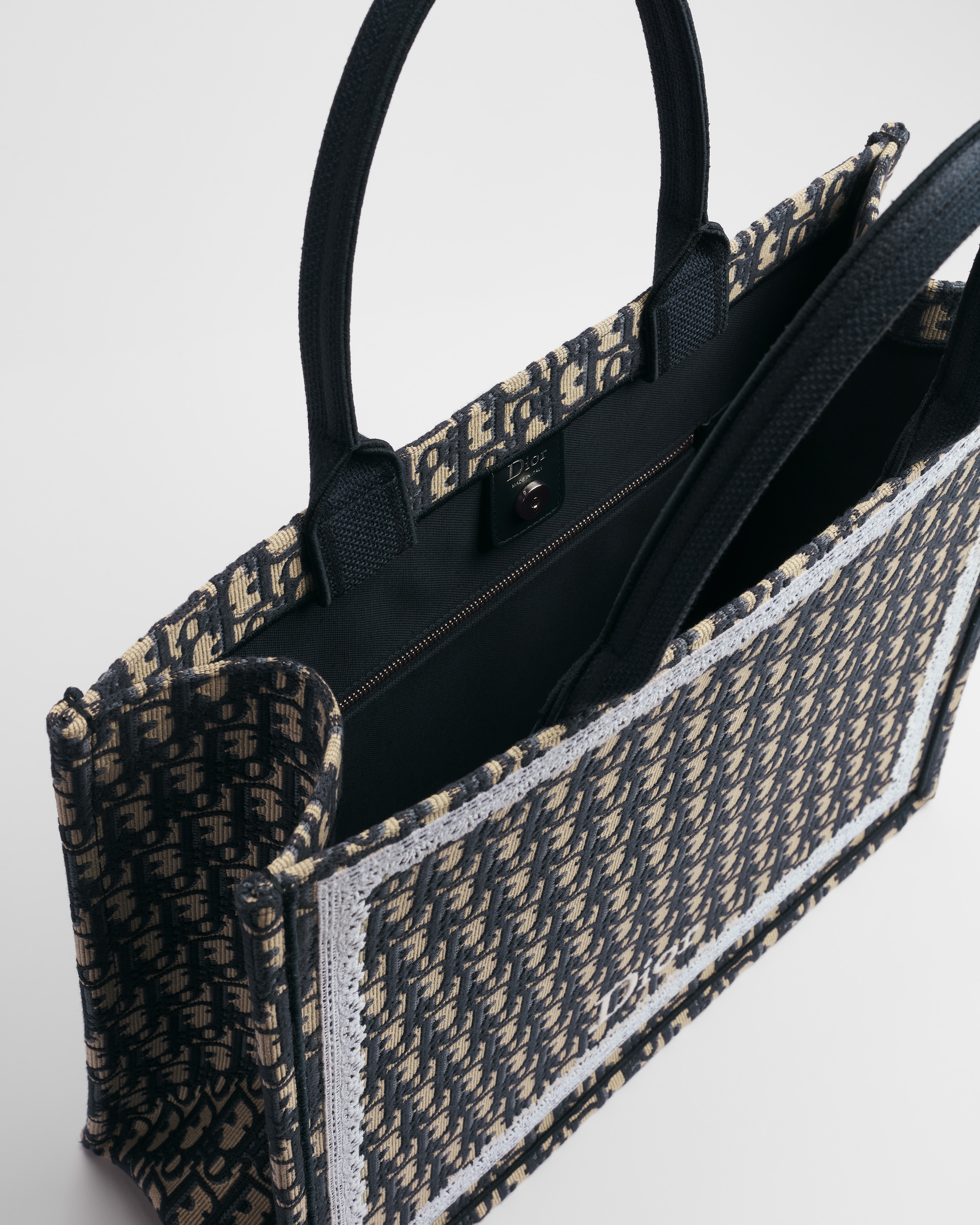 Borsa grande Dior Book Tote Ricamo Dior Oblique blu e pizzo bianco (42 x 35 x 18,5 cm) E06