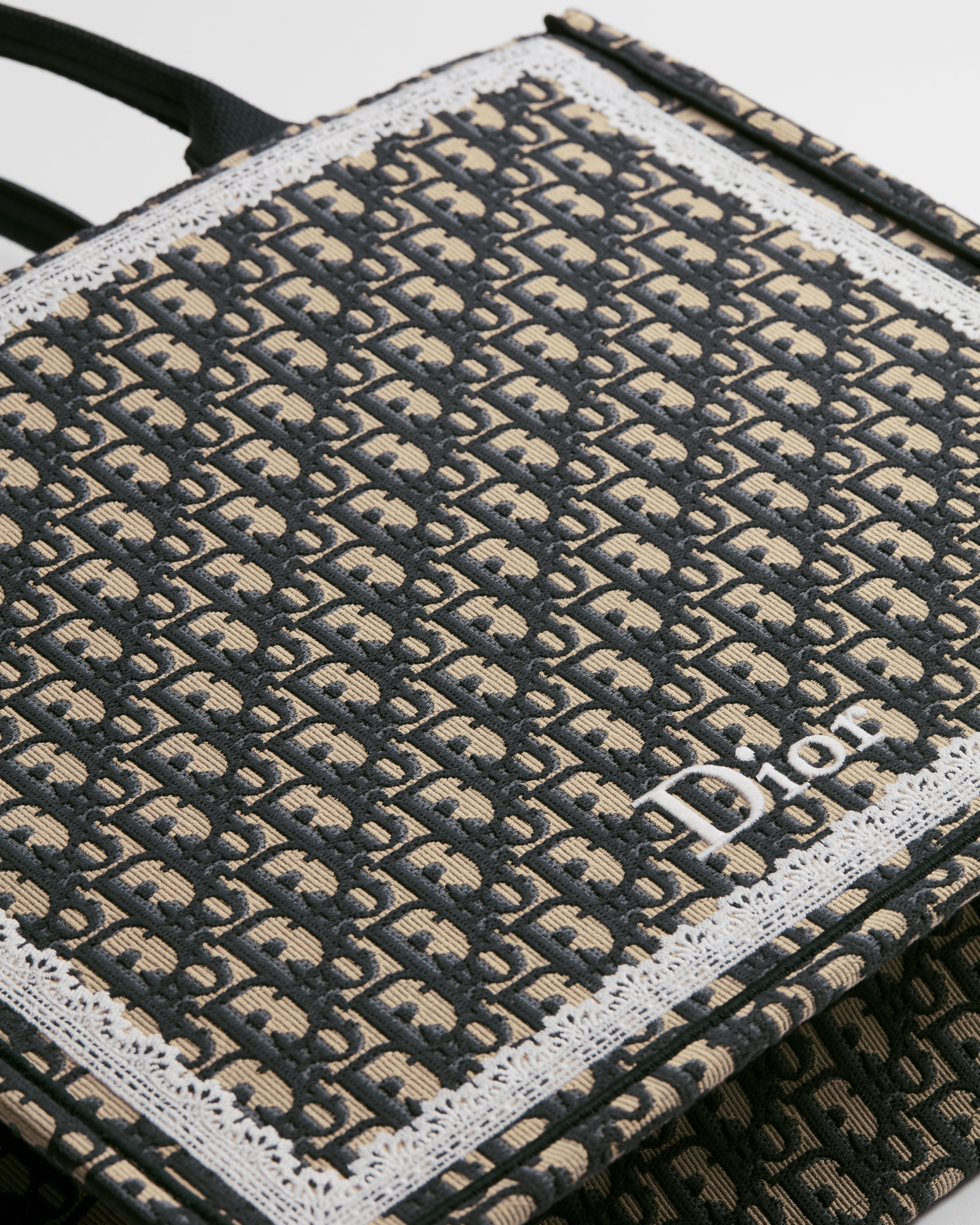 Sac Dior Book Tote Large Broderie Dior Oblique bleu et dentelle blanche (42 x 35 x 18 cm) E09