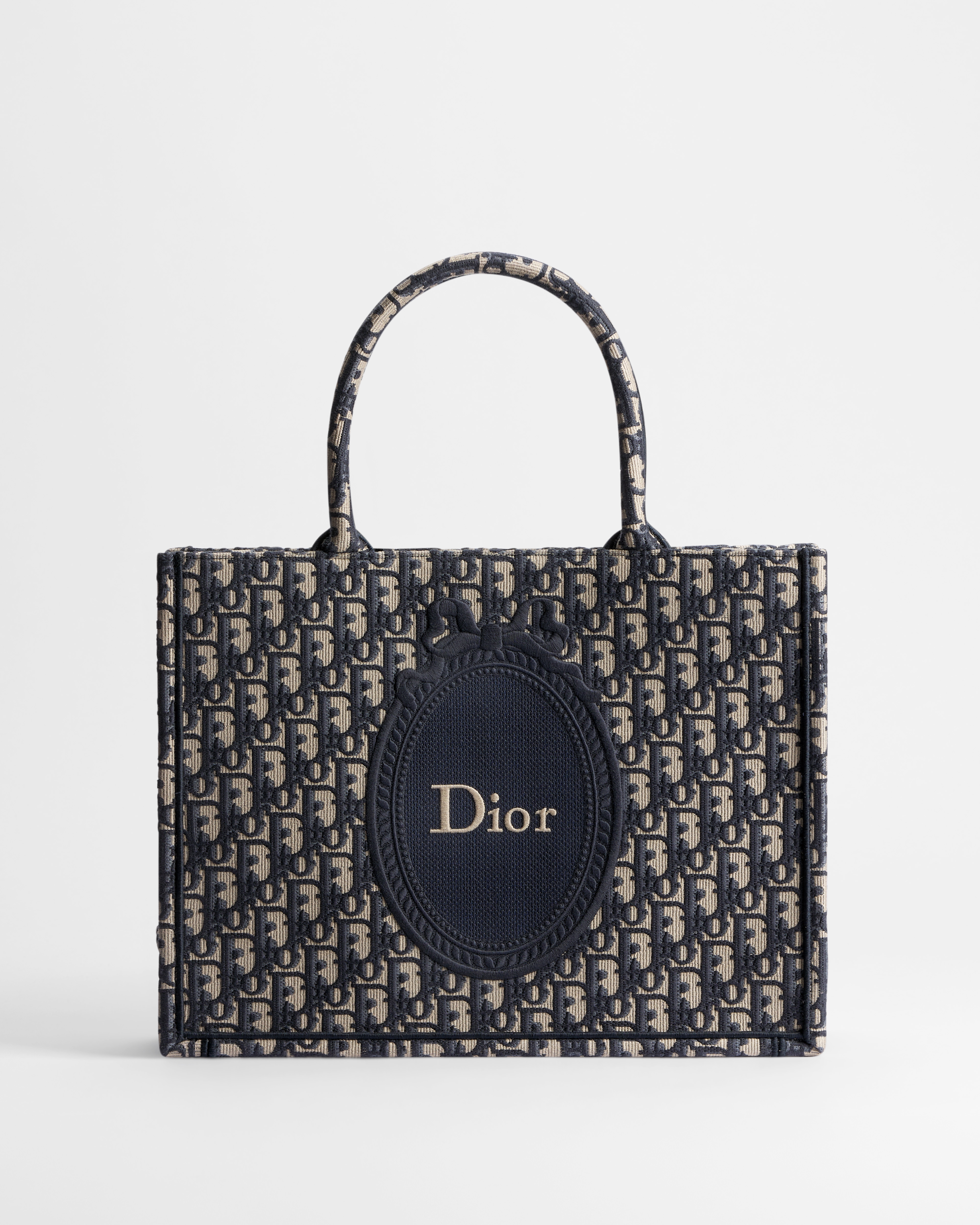 กระเป๋า Medium Dior Book Tote พร้อมสาย ผ้าแจ็กการ์ดลาย Dior Oblique และลายปัก Dior Médaillon สีน้ำเงิน (36 x 27.5 x 16.5 ซม.) E01