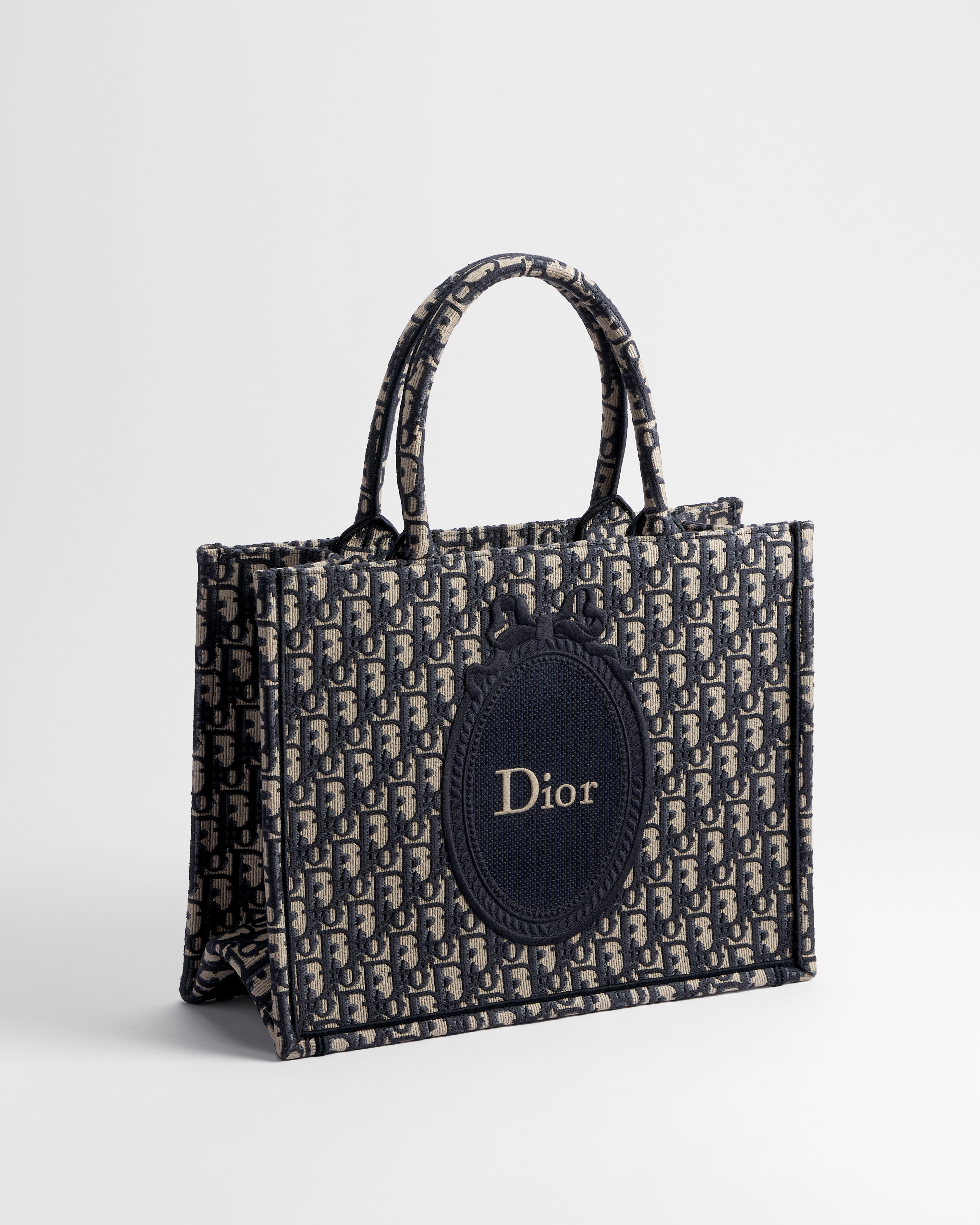 กระเป๋า Medium Dior Book Tote พร้อมสาย ผ้าแจ็กการ์ดลาย Dior Oblique และลายปัก Dior Médaillon สีน้ำเงิน (36 x 27.5 x 16.5 ซม.) E03