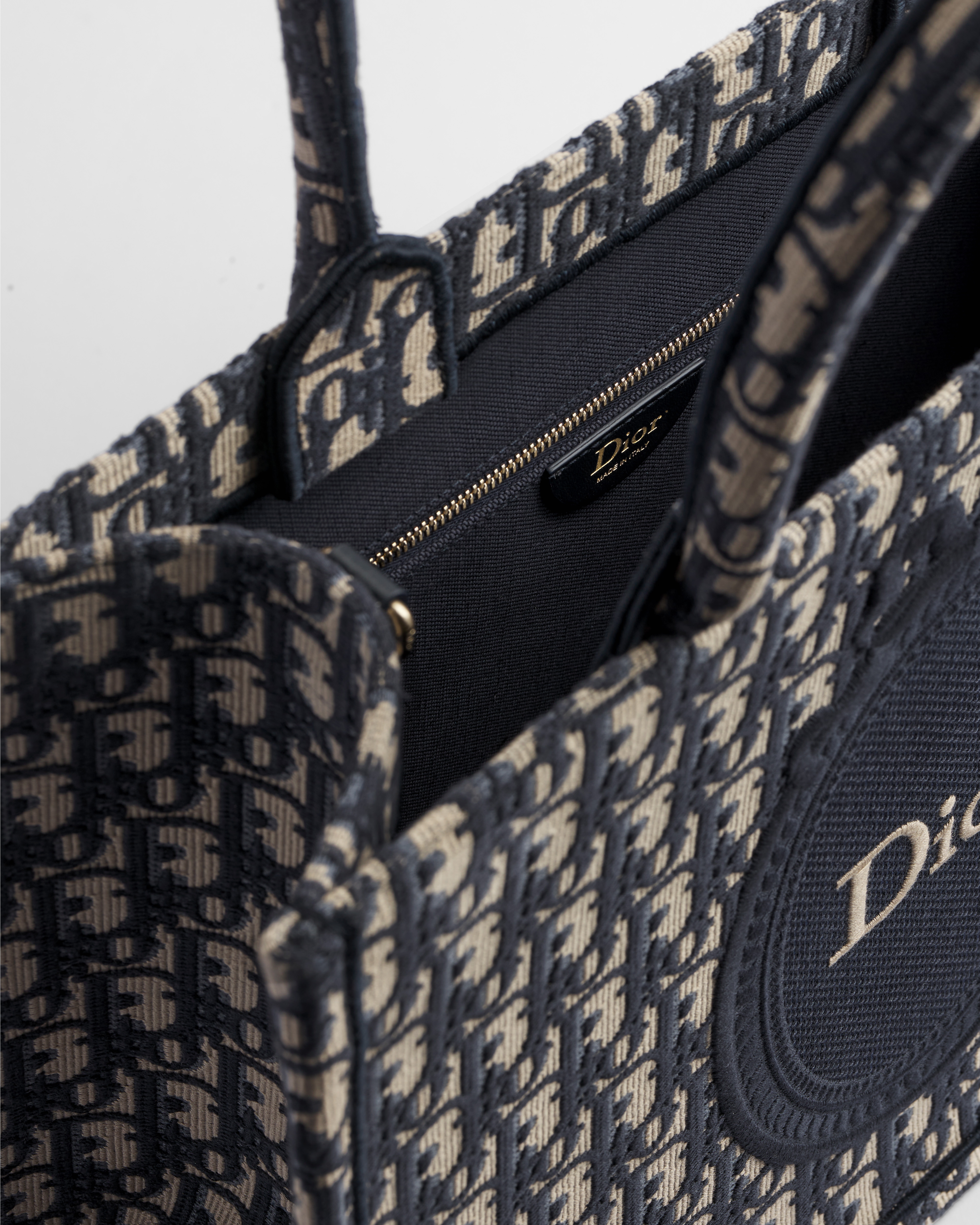 กระเป๋า Medium Dior Book Tote พร้อมสาย ผ้าแจ็กการ์ดลาย Dior Oblique และลายปัก Dior Médaillon สีน้ำเงิน (36 x 27.5 x 16.5 ซม.) E06
