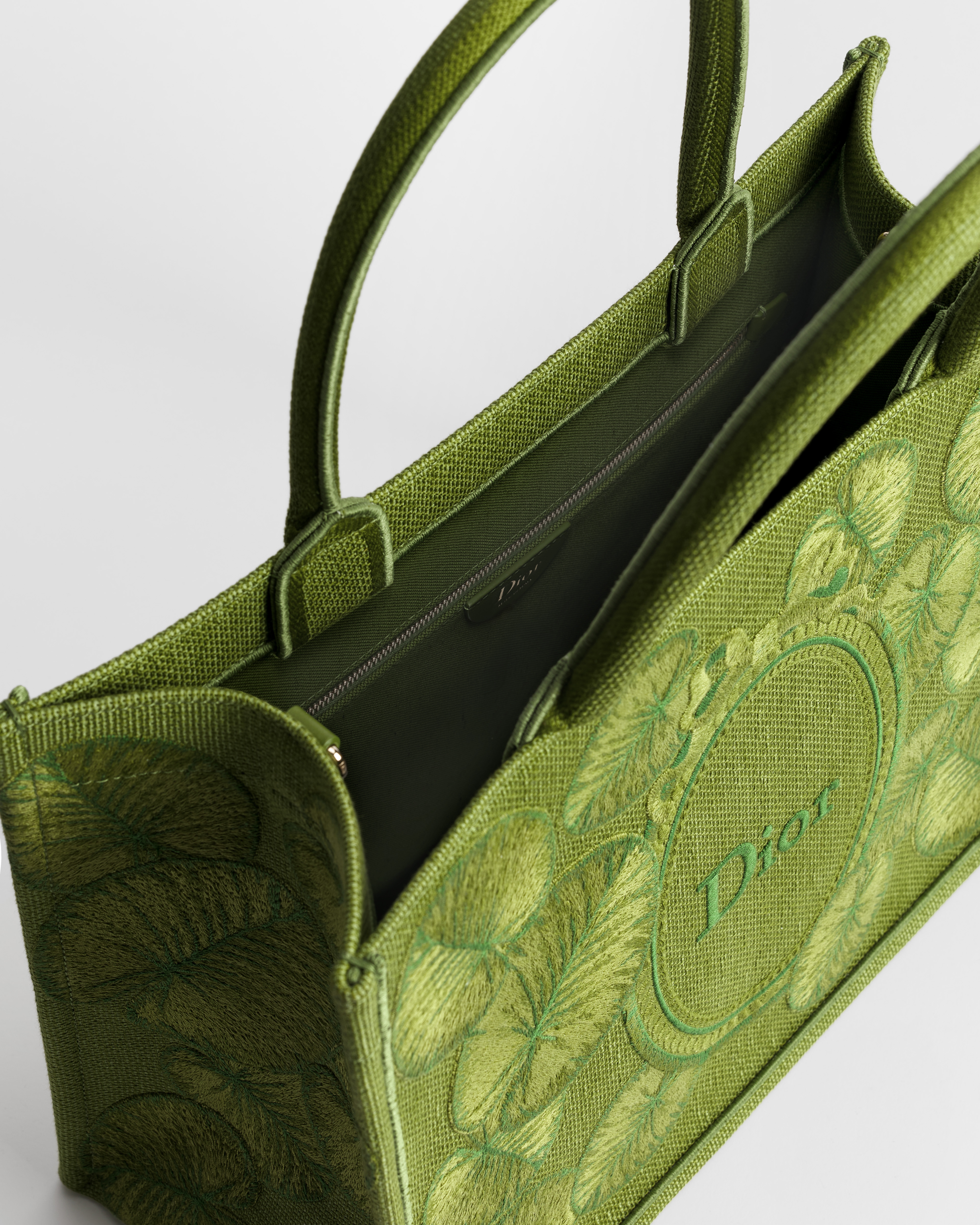 Borsa media Dior Book Tote con tracolla Ricamo Dior Water Lily verde con motivo Dior Médaillon (36 x 27,5 x 16,5 cm) E06