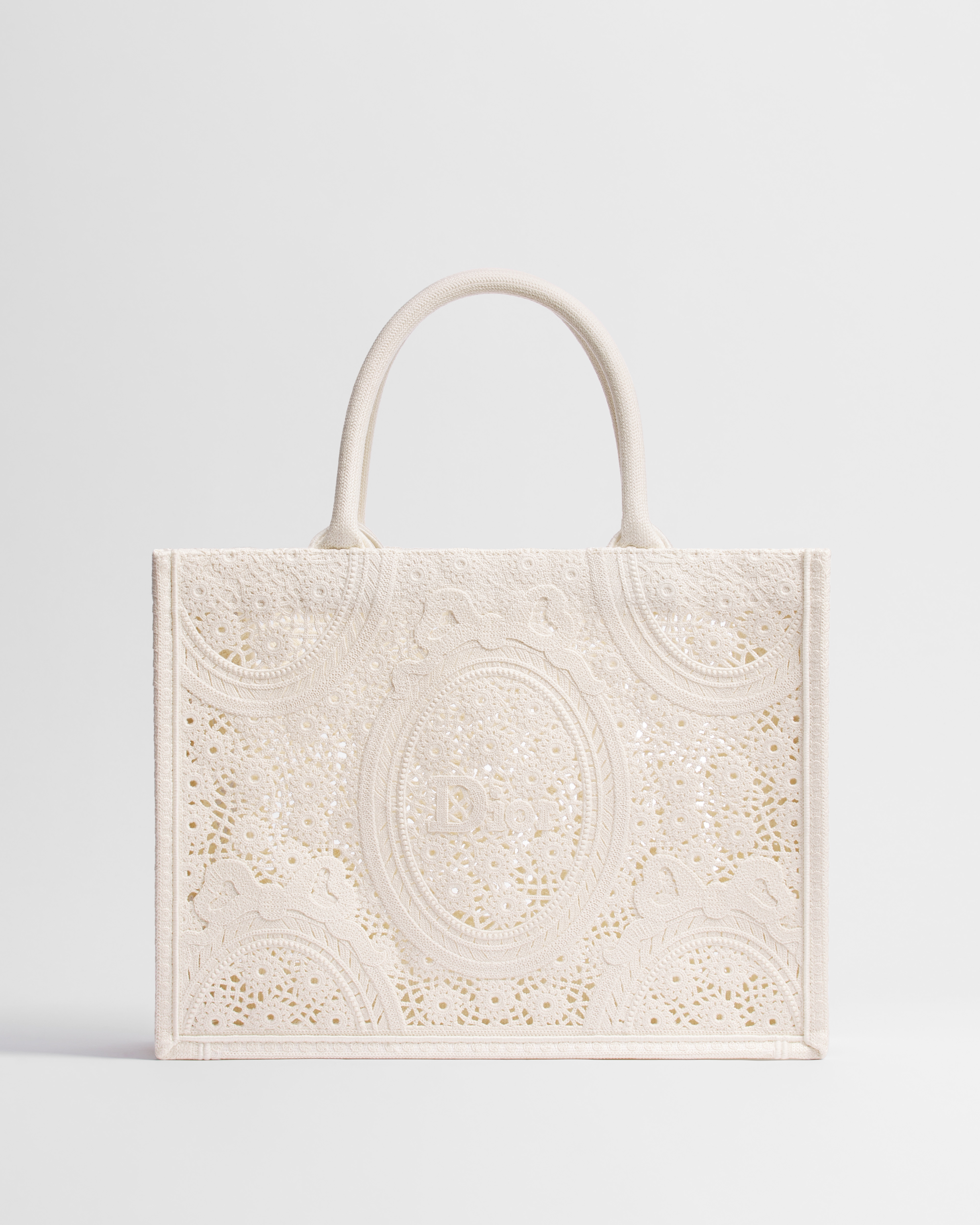 Sac Dior Book Tote Medium à bandoulière Crochet brodé à signature Dior Médaillon couleur latte (36 x 27,5 x 16,5 cm) E01