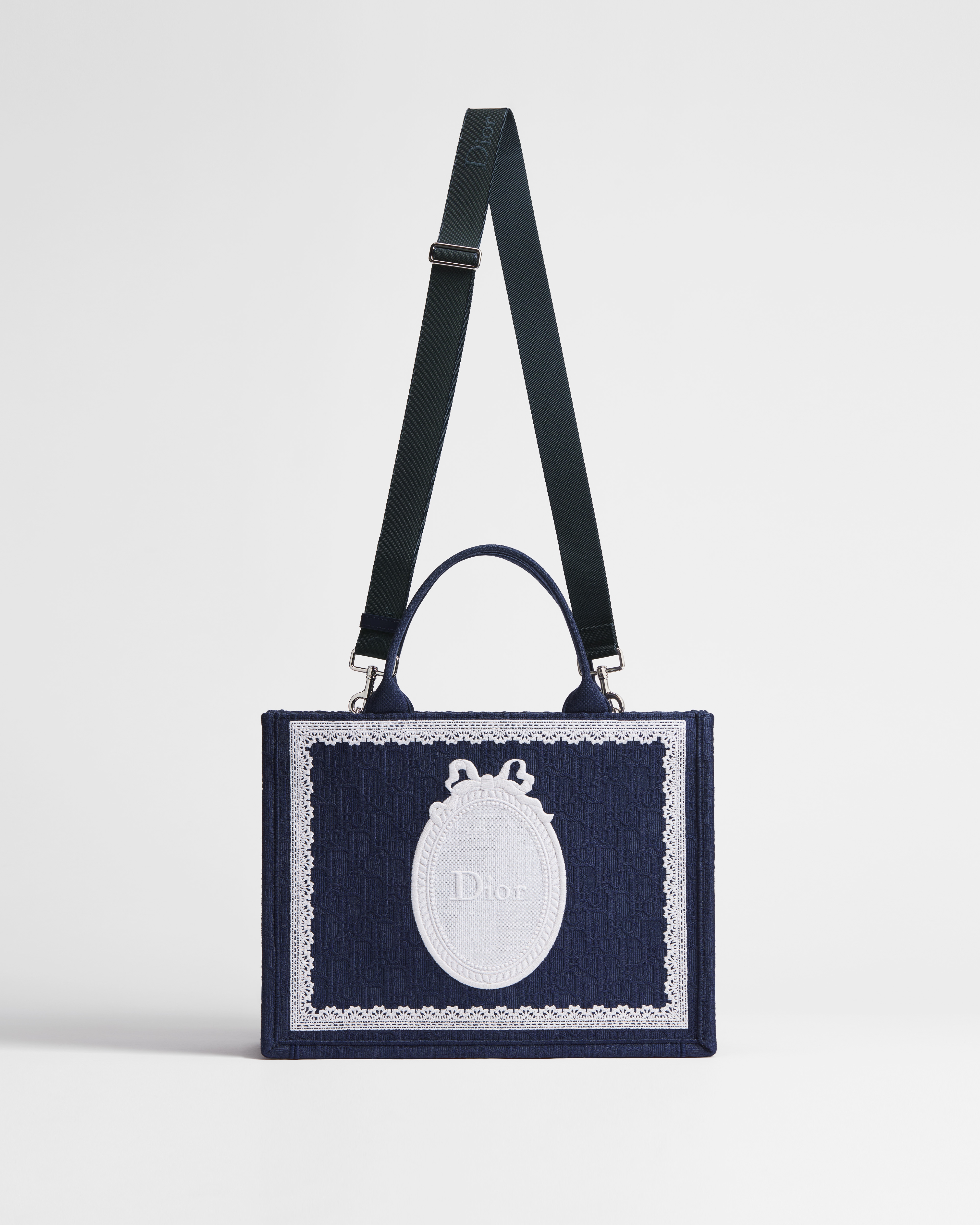 Mittelgroße Dior Book Tote mit Riemen Dior Oblique Stickerei in Blau mit Spitze und Dior Médaillon in Weiß (36 x 27,5 x 16,5 cm) E07
