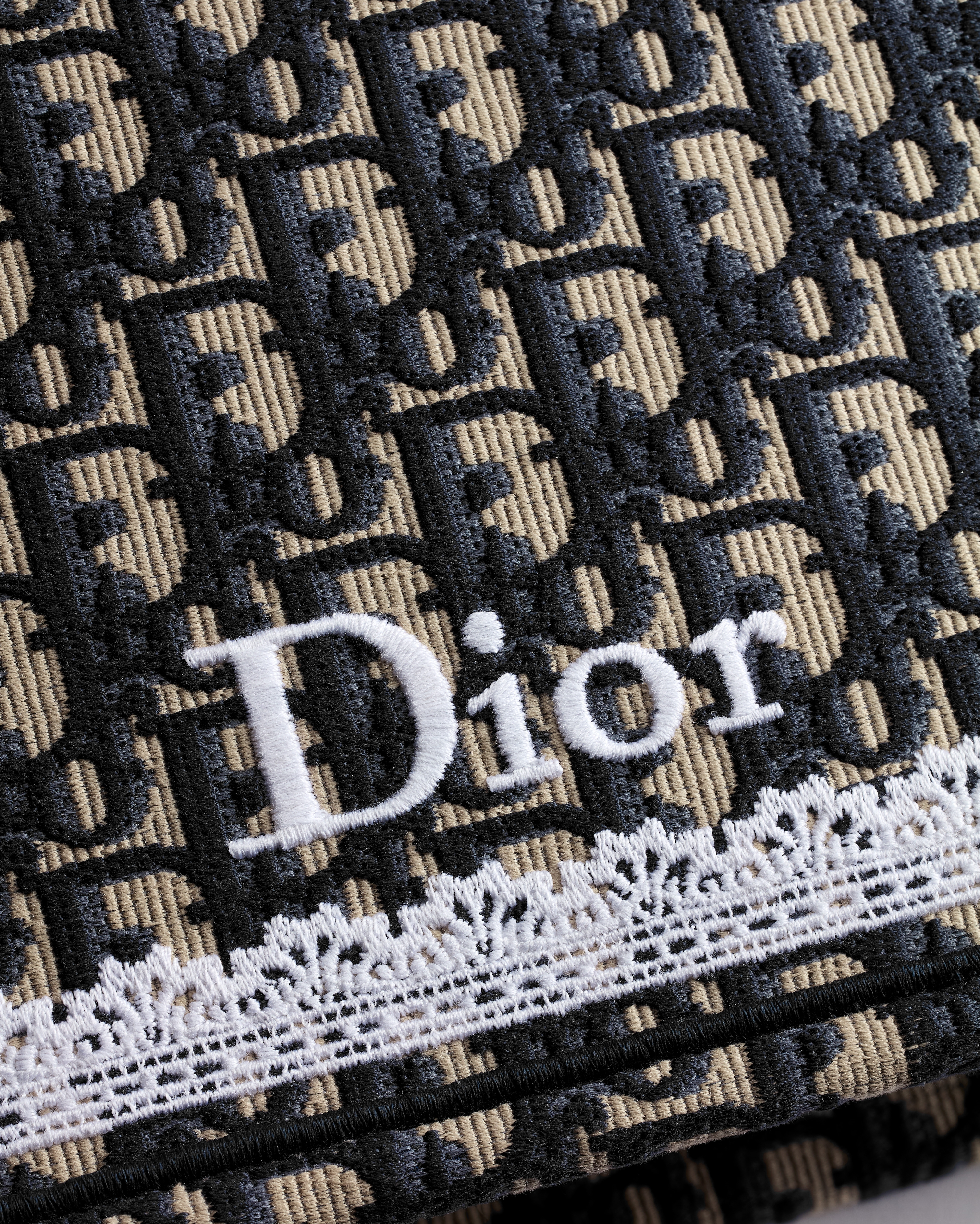 Bolsa Dior Book Tote média com alça Bordado Dior Oblique azul e renda branca (36 x 27,5 x 16,5 cm) E09