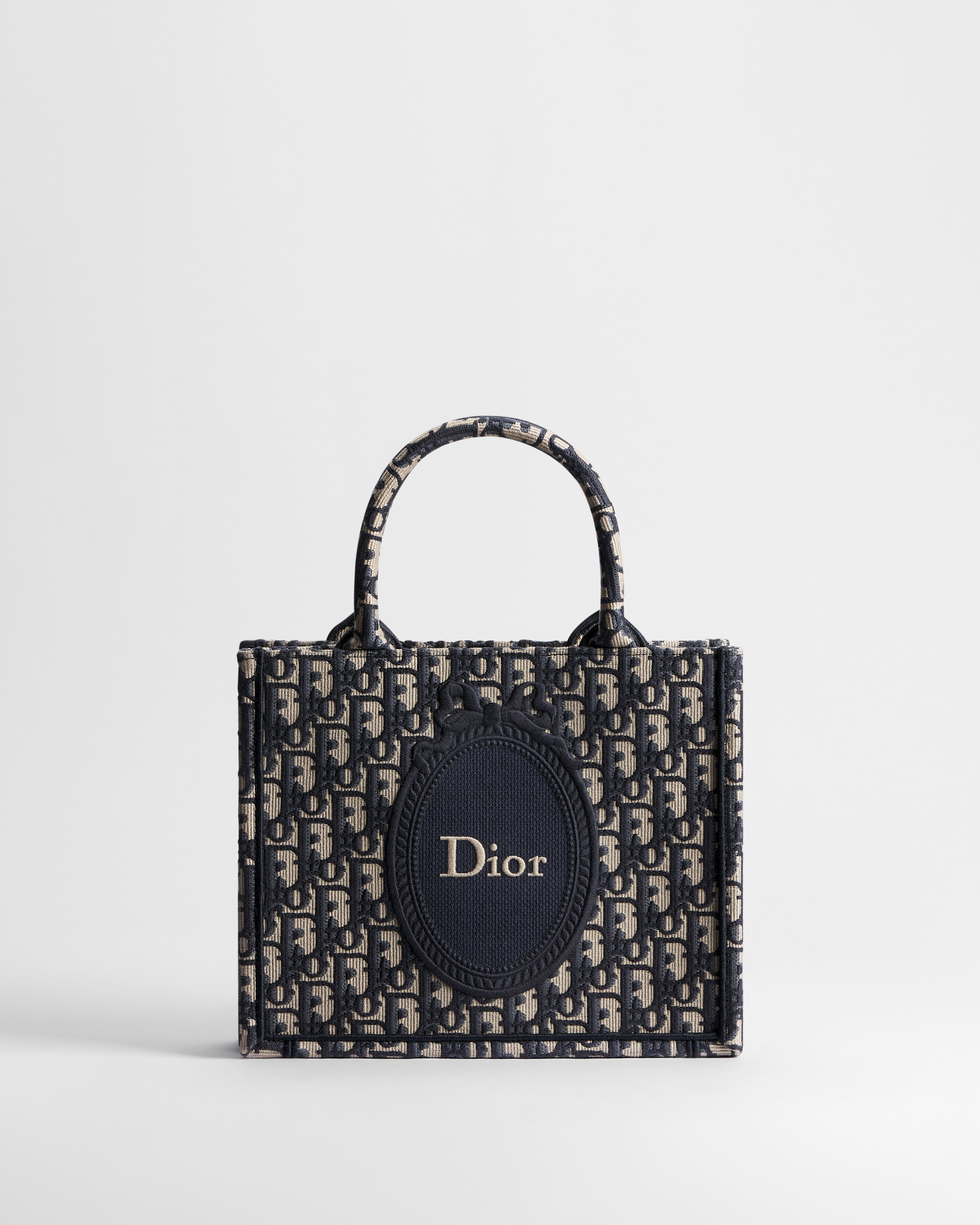 กระเป๋า Small Dior Book Tote พร้อมสาย ผ้าแจ็กการ์ดลาย Dior Oblique และลายปัก Dior Médaillon สีน้ำเงิน (26.5 x 22 x 14 ซม.) E01