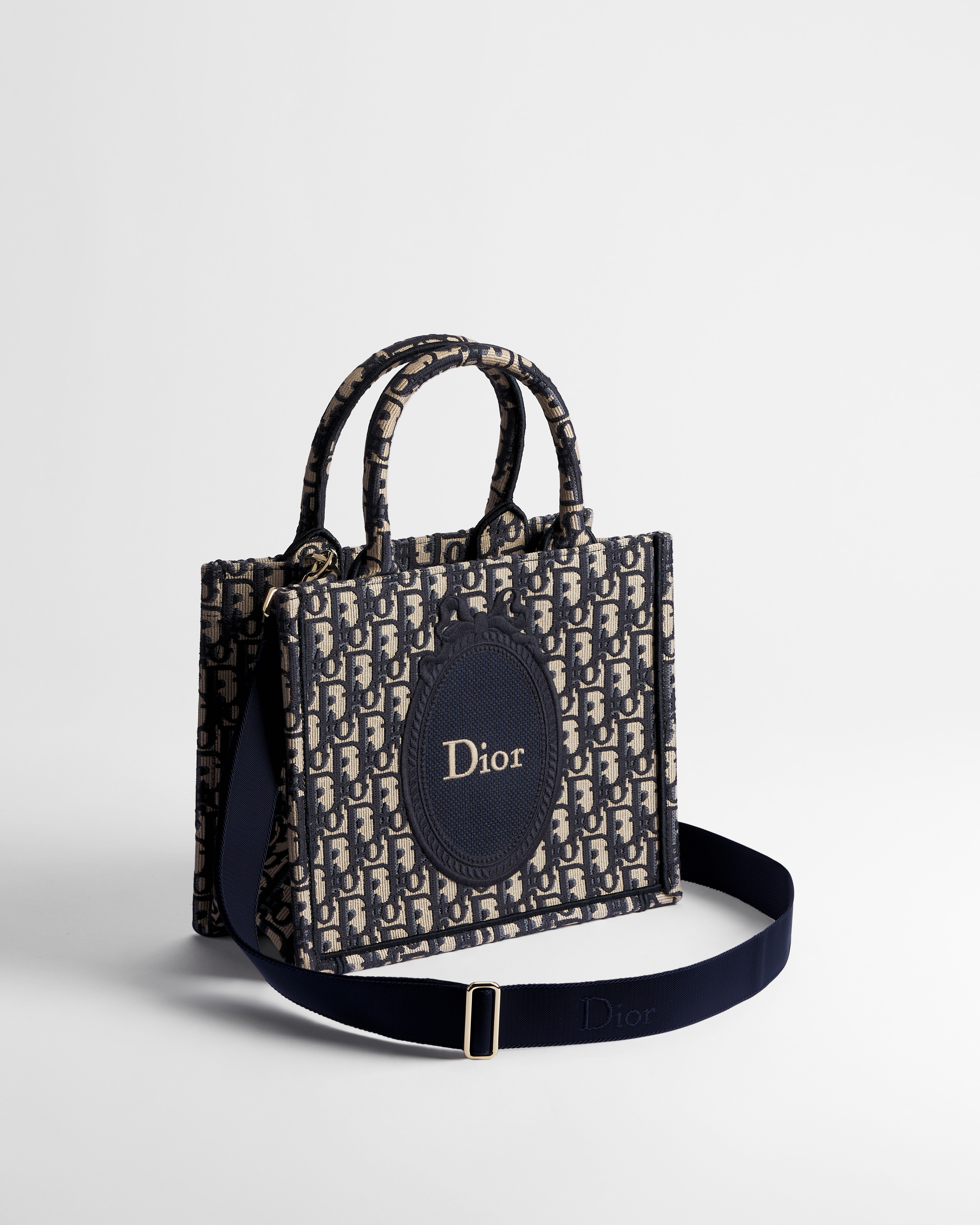 กระเป๋า Small Dior Book Tote พร้อมสาย ผ้าแจ็กการ์ดลาย Dior Oblique และลายปัก Dior Médaillon สีน้ำเงิน (26.5 x 22 x 14 ซม.) E03