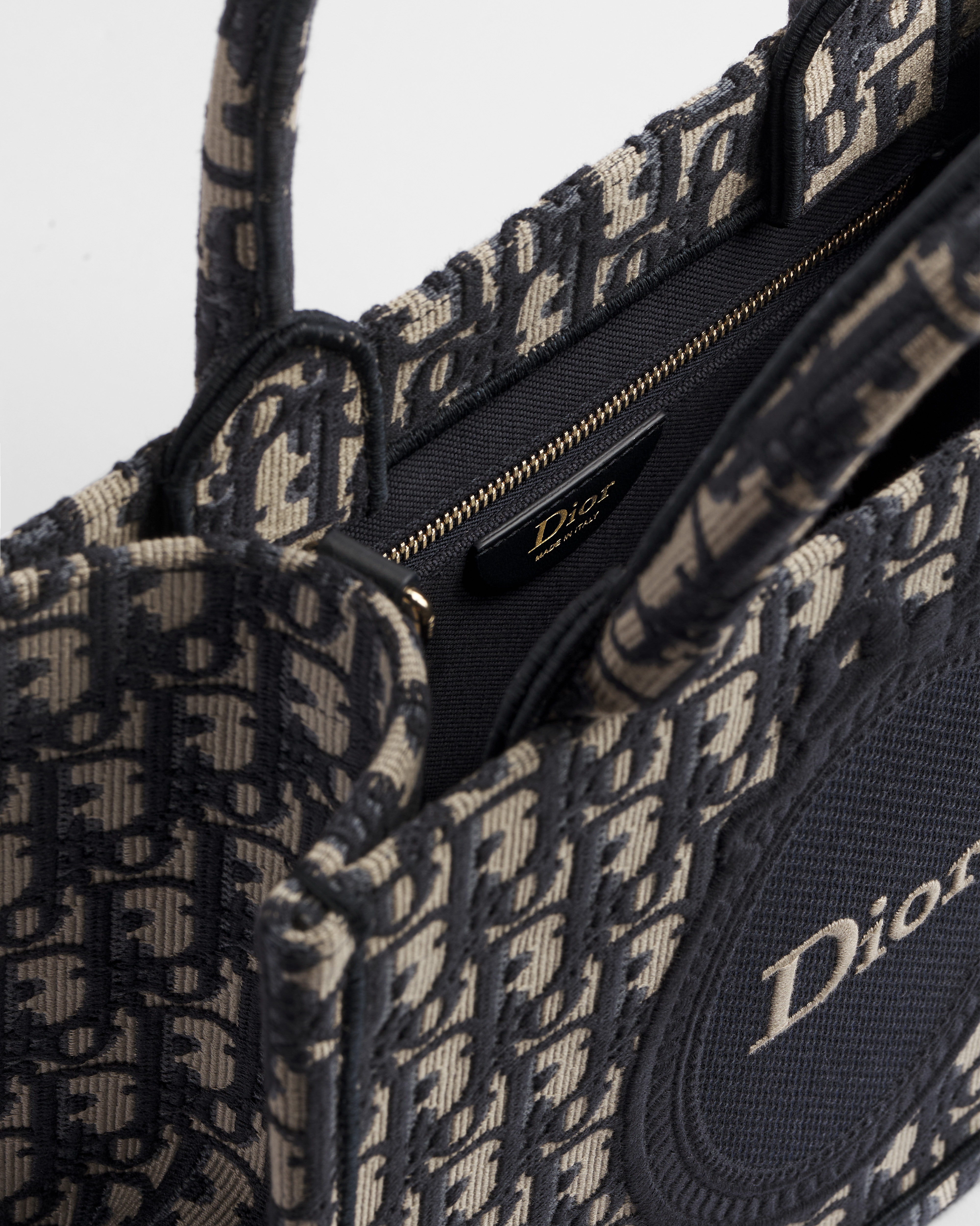 กระเป๋า Small Dior Book Tote พร้อมสาย ผ้าแจ็กการ์ดลาย Dior Oblique และลายปัก Dior Médaillon สีน้ำเงิน (26.5 x 22 x 14 ซม.) E06
