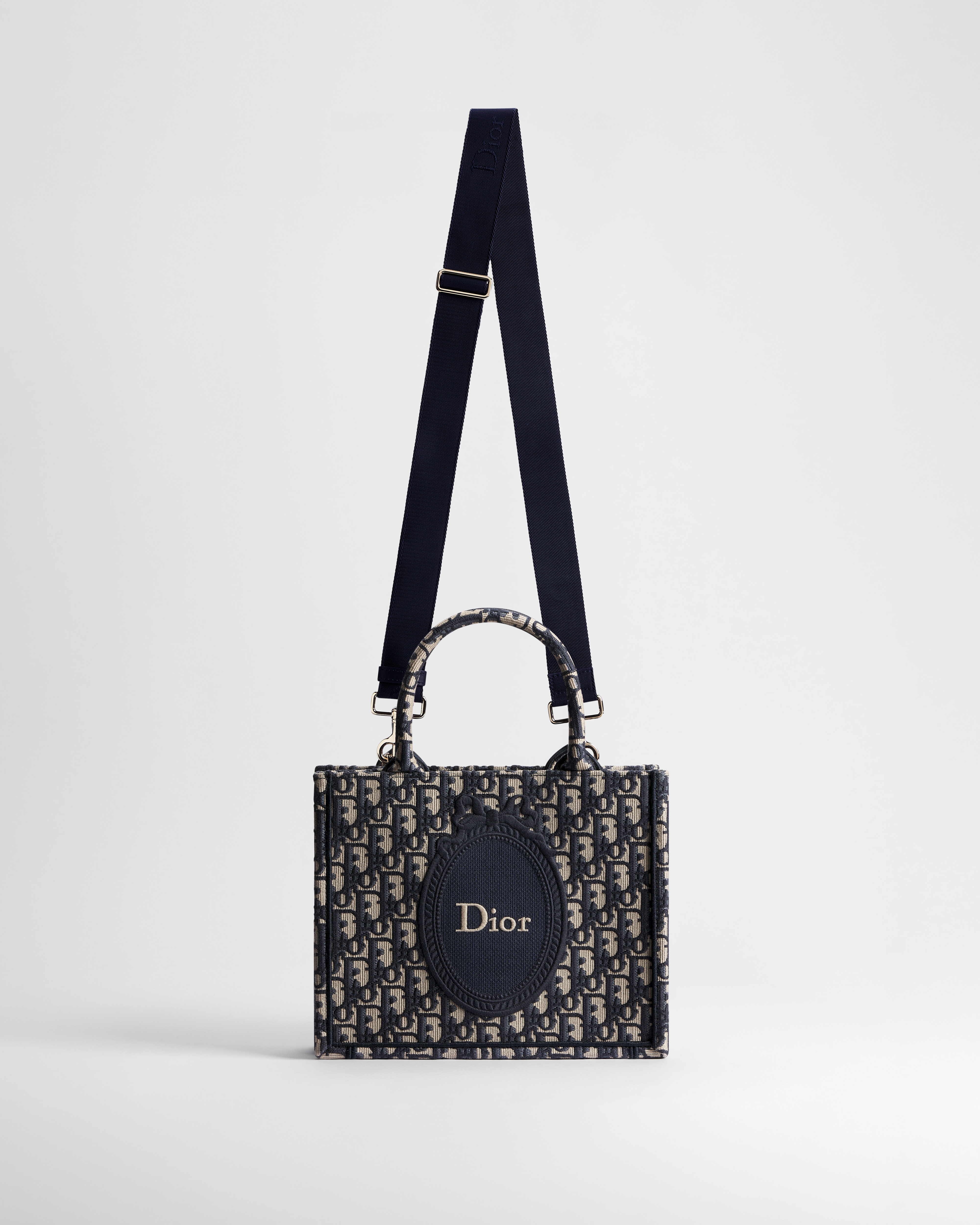 กระเป๋า Small Dior Book Tote พร้อมสาย ผ้าแจ็กการ์ดลาย Dior Oblique และลายปัก Dior Médaillon สีน้ำเงิน (26.5 x 22 x 14 ซม.) E07