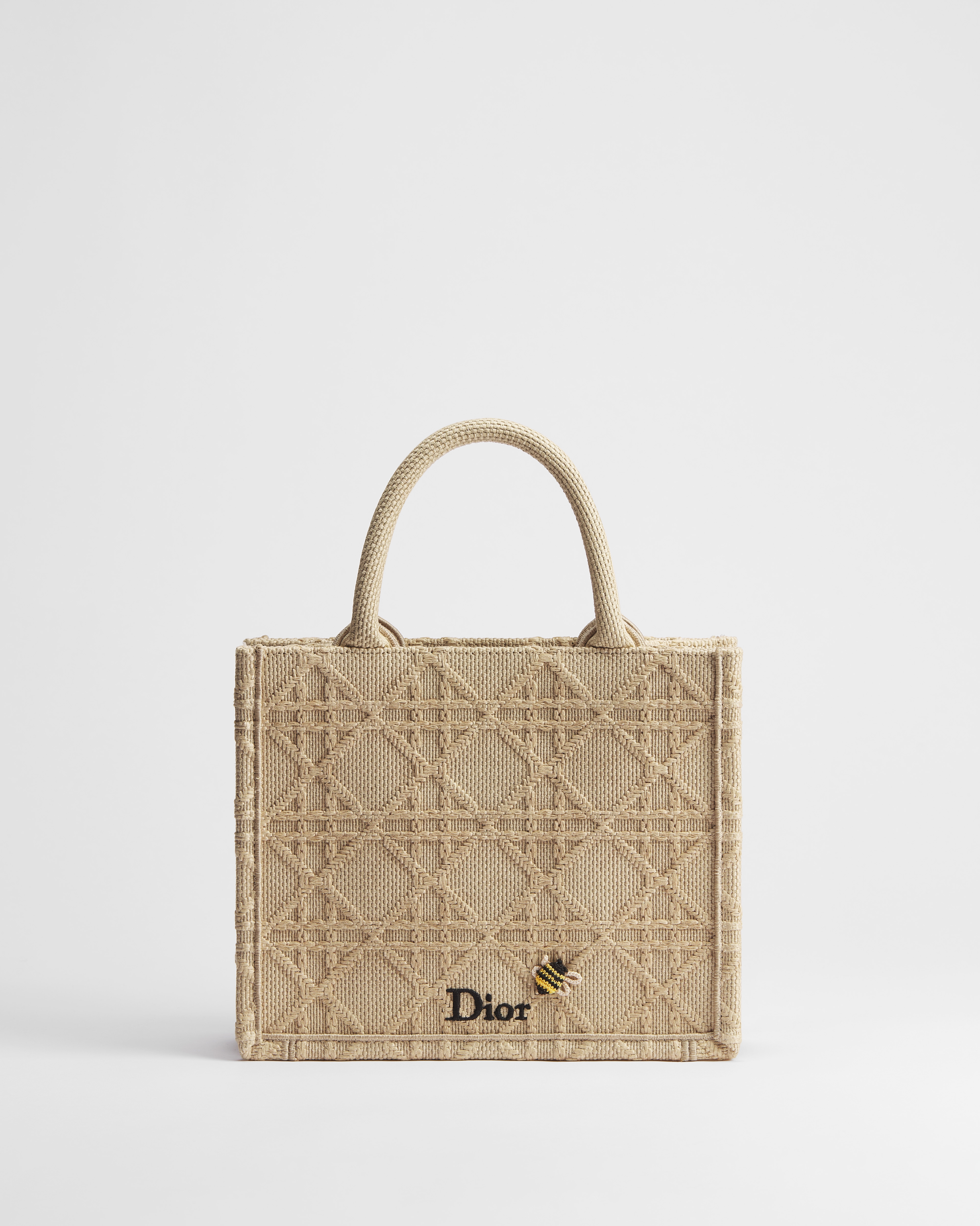 디올 북 토트 스트랩 백 스몰 내추럴 라피아-이펙트 까나쥬 자수 (26.5 x 22 x 14cm) E01