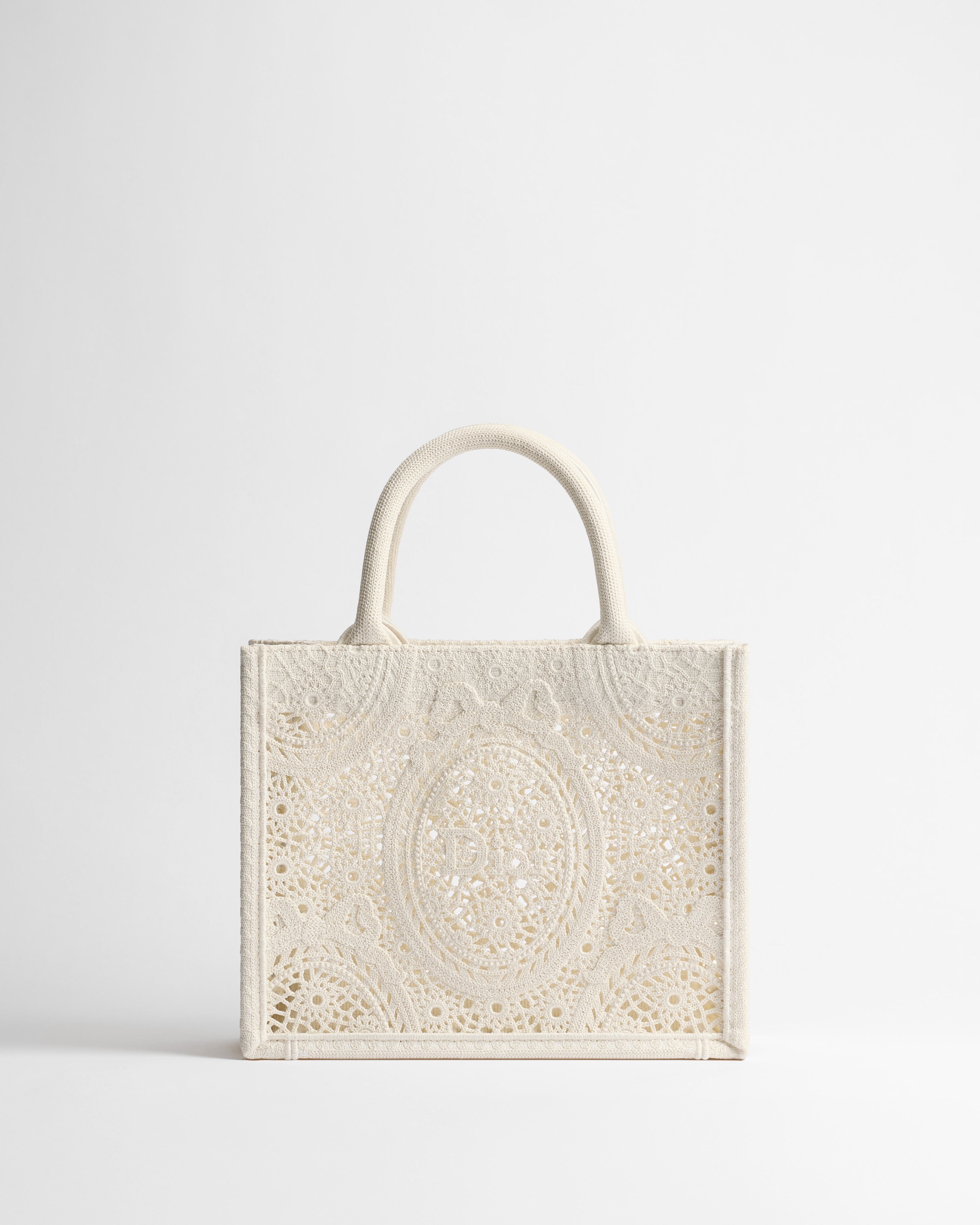 Sac Dior Book Tote Small à bandoulière Crochet brodé à signature Dior Médaillon couleur latte (26,5 x 22 x 14 cm) E01