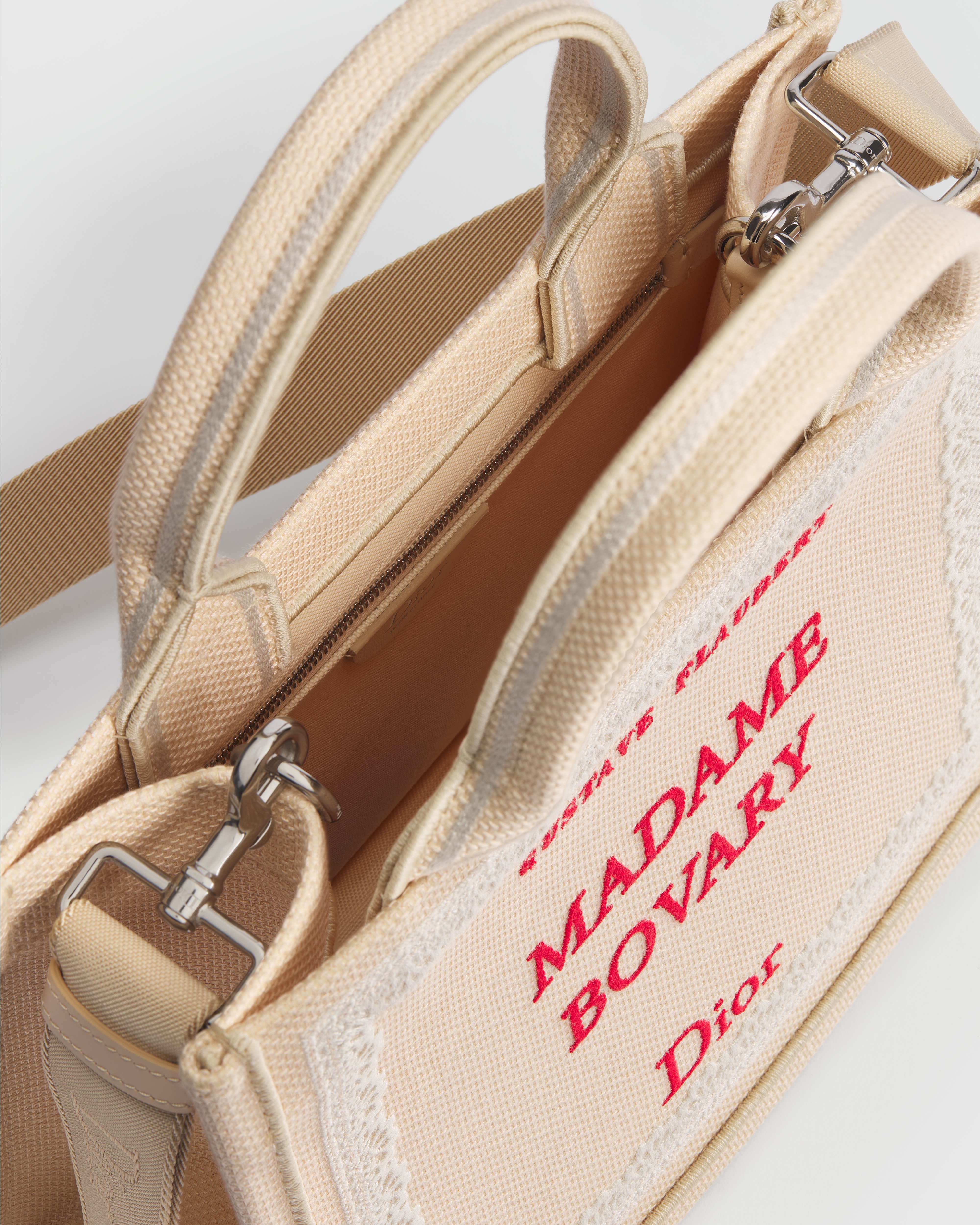 Dior Book Tote pequeño con bandolera Bordado Book Cover beige y rojo (26,5 x 22 x 14 cm) E06