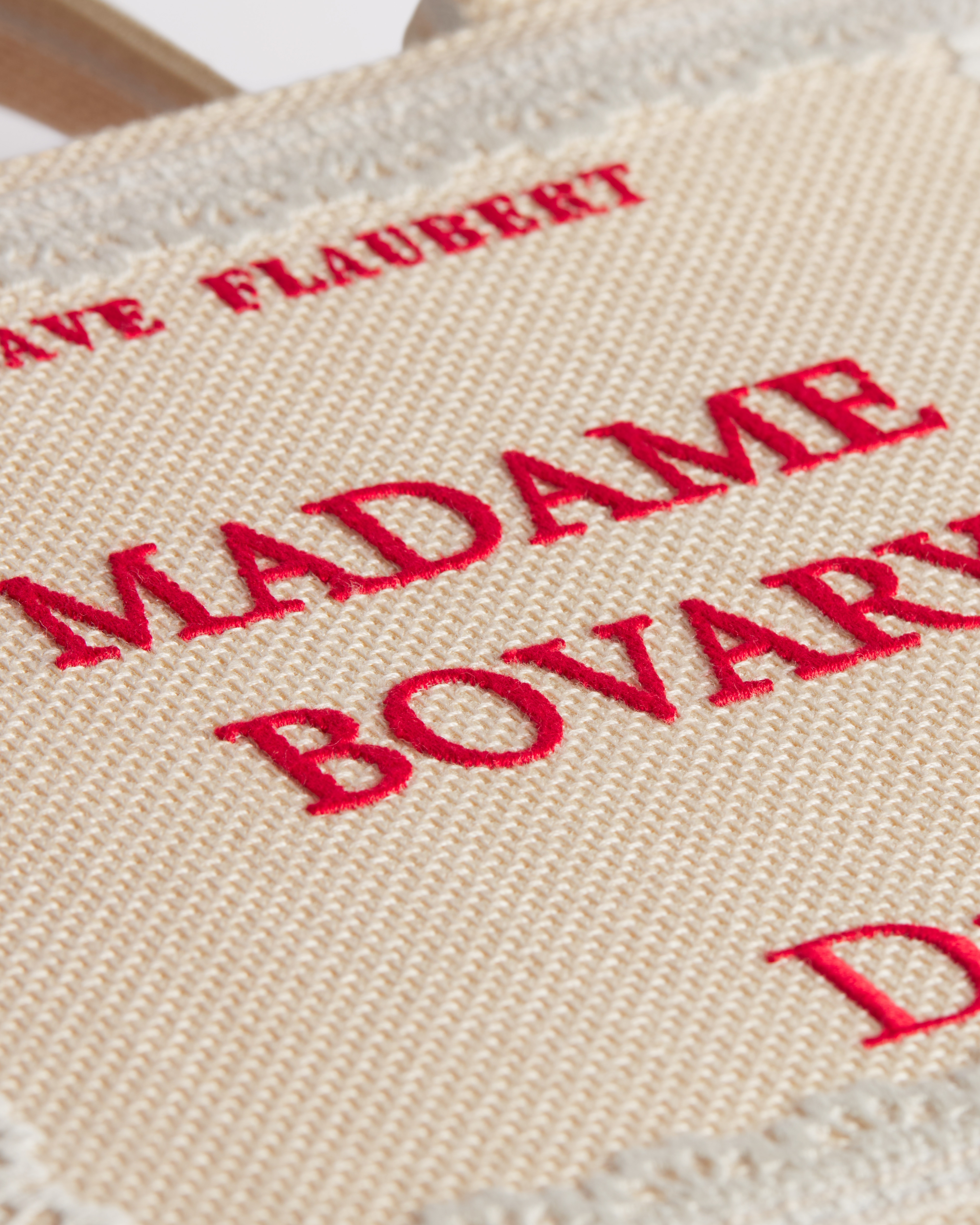 Dior Book Tote pequeño con bandolera Bordado Book Cover beige y rojo (26,5 x 22 x 14 cm) E09