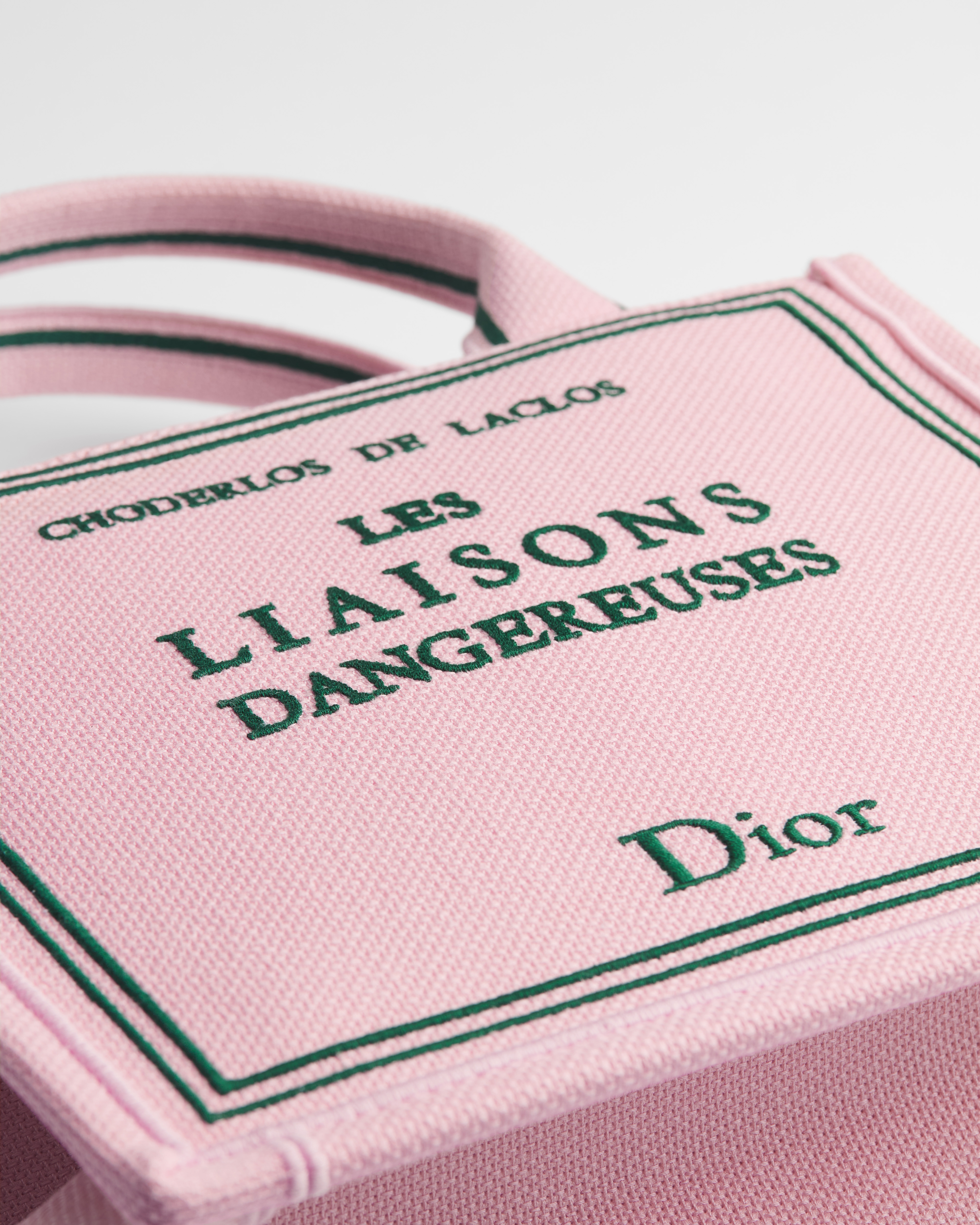 Kleine Dior Book Tote mit Riemen Book Cover-Stickerei in Rosa und Grün (26,5 x 22 x 14 cm) E09