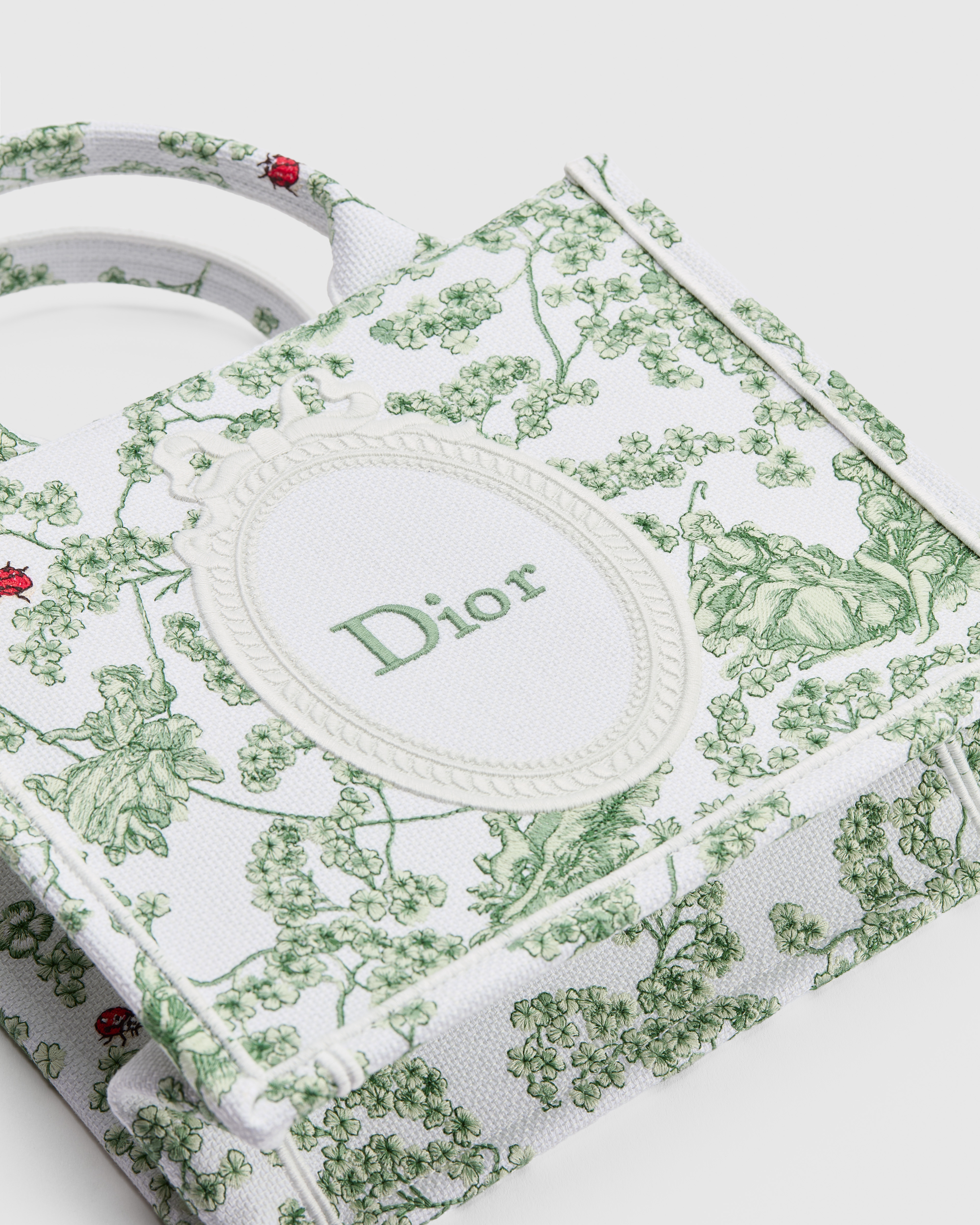 Dior Book Tote 附肩背帶小型托特包 綠底拼色 Toile de Jouy Clover 法式印花圖騰刺繡和白色 Dior Médaillon（26.5 x 22 x 14 公分） E10