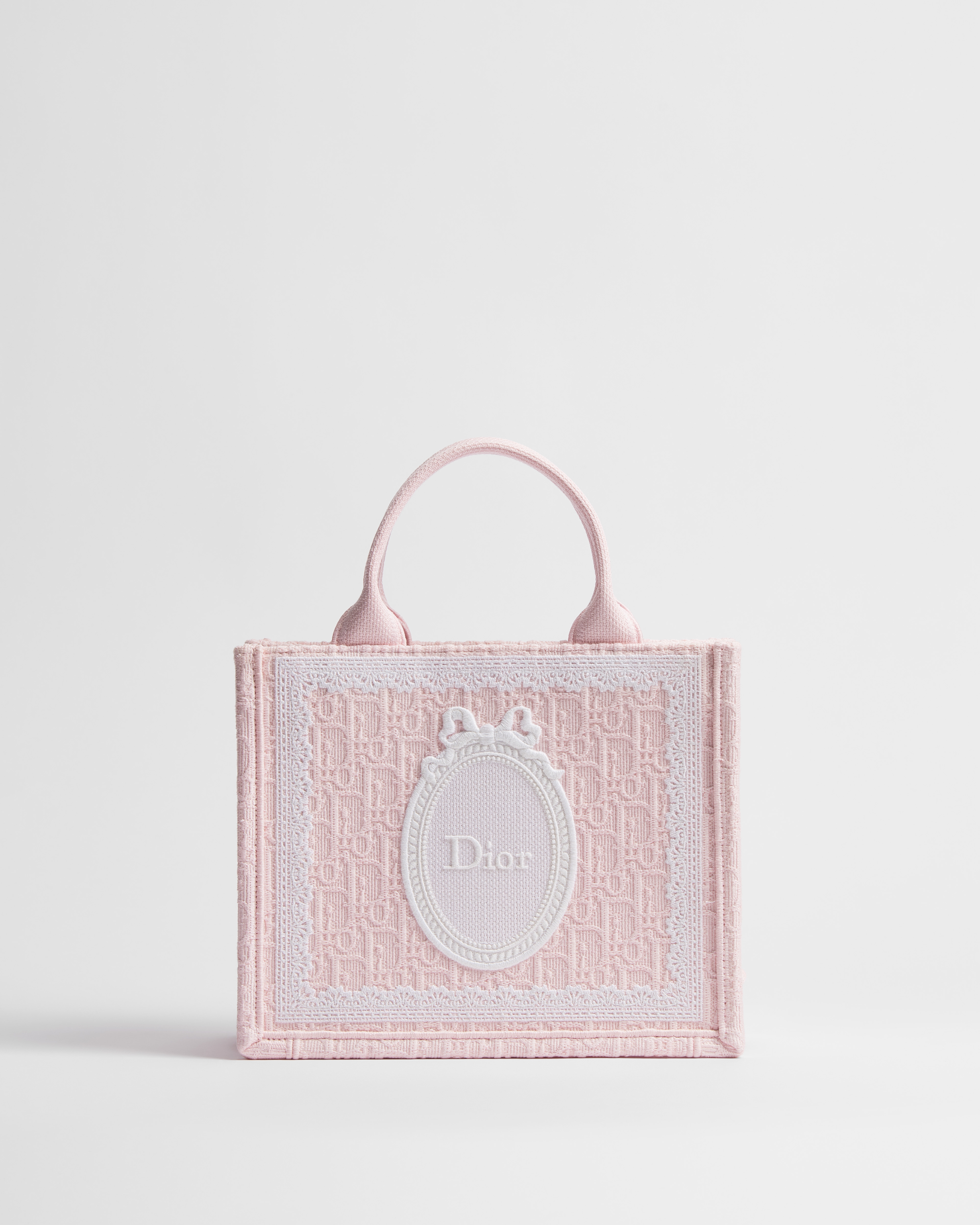 Bolsa Dior Book Tote Dioramour pequena com alça Bordado Dior Oblique Rose Soupir com renda branca e Dior Médaillon (26,5 x 22 x 14 cm) E01