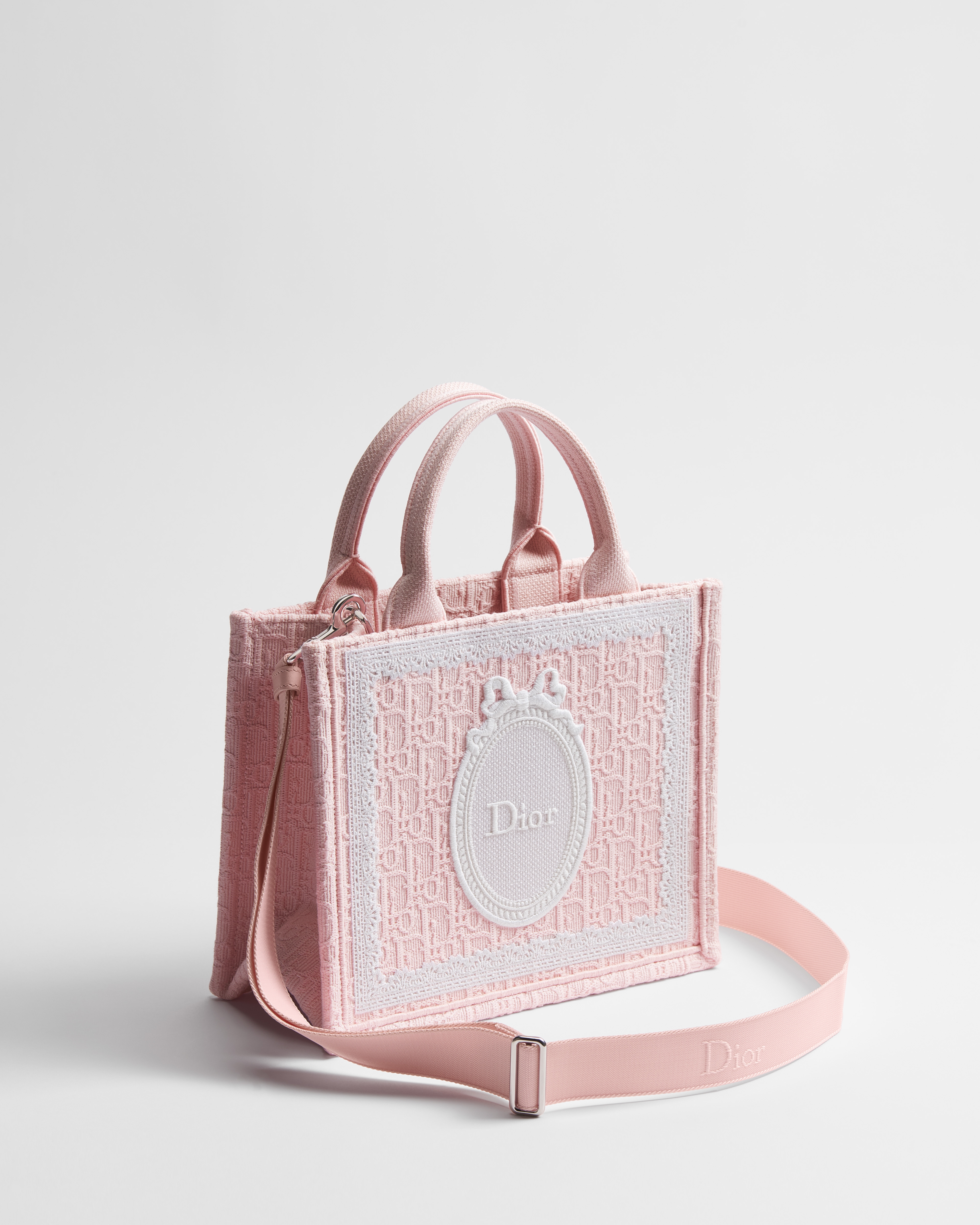 Bolsa Dior Book Tote Dioramour pequena com alça Bordado Dior Oblique Rose Soupir com renda branca e Dior Médaillon (26,5 x 22 x 14 cm) E03