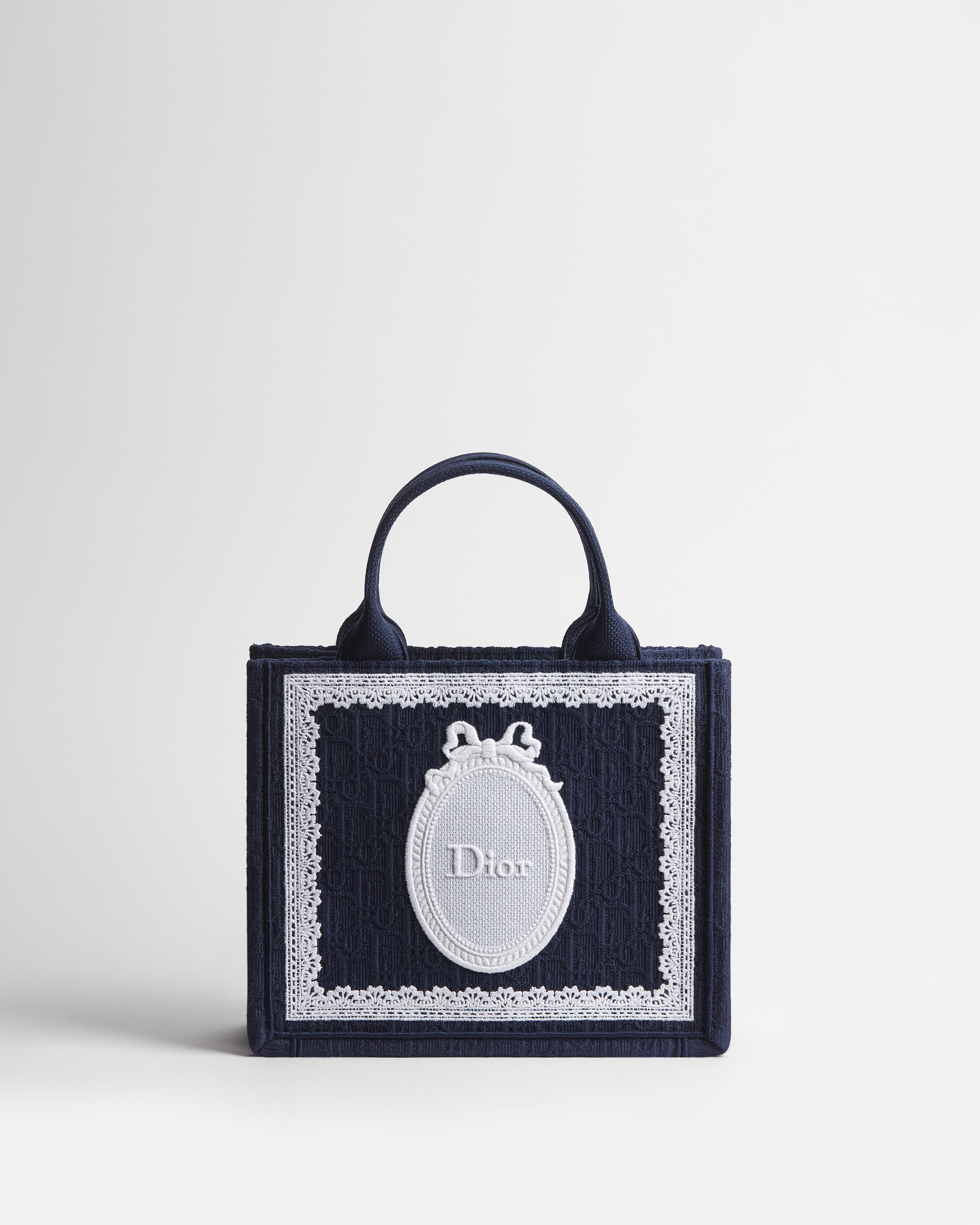 小碼 Dior Book Tote 連肩帶 藍色 Dior Oblique 刺繡配白色蕾絲和 Dior Médaillon（26.5 x 22 x 14 厘米） E01