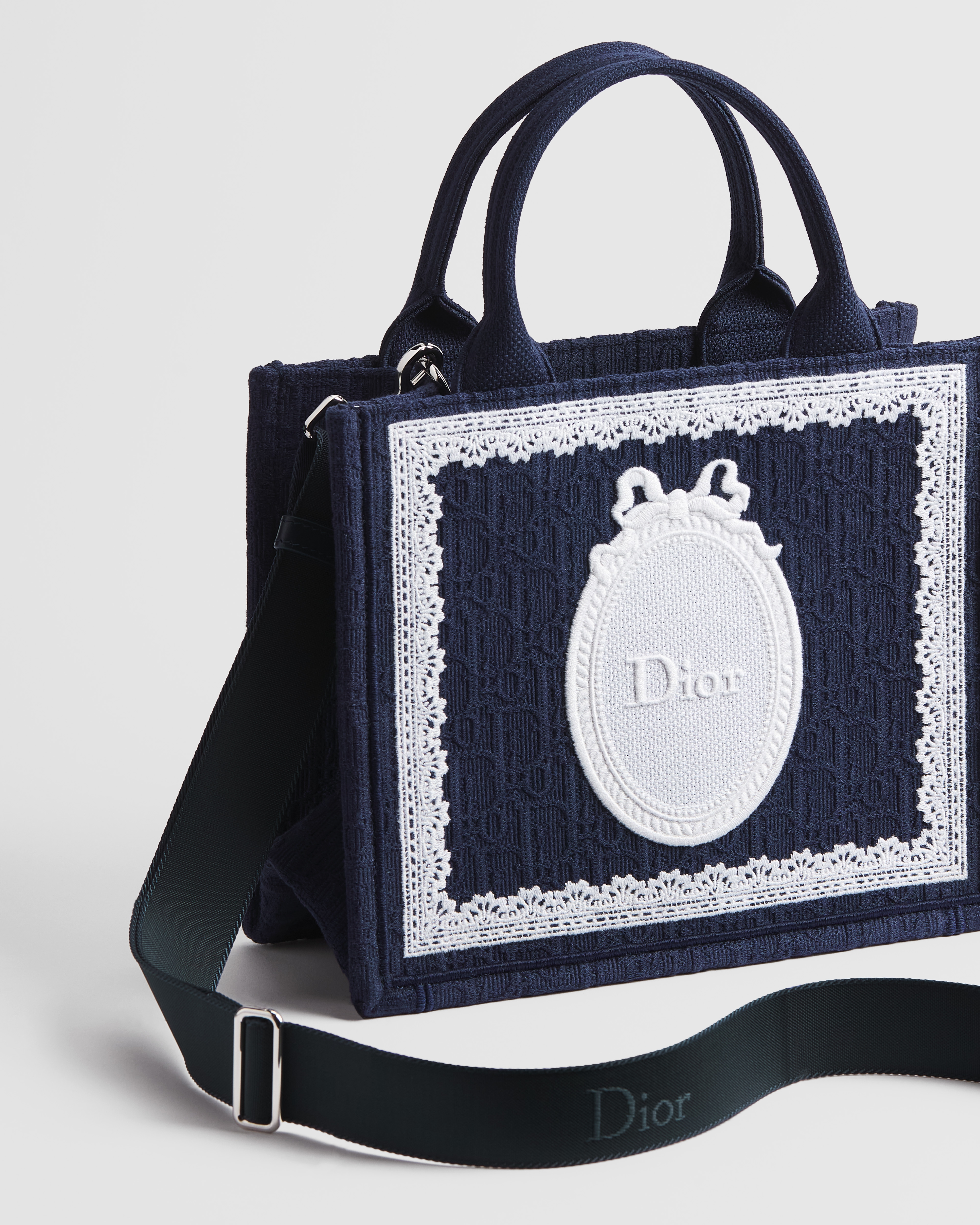 小碼 Dior Book Tote 連肩帶 藍色 Dior Oblique 刺繡配白色蕾絲和 Dior Médaillon（26.5 x 22 x 14 厘米） E03