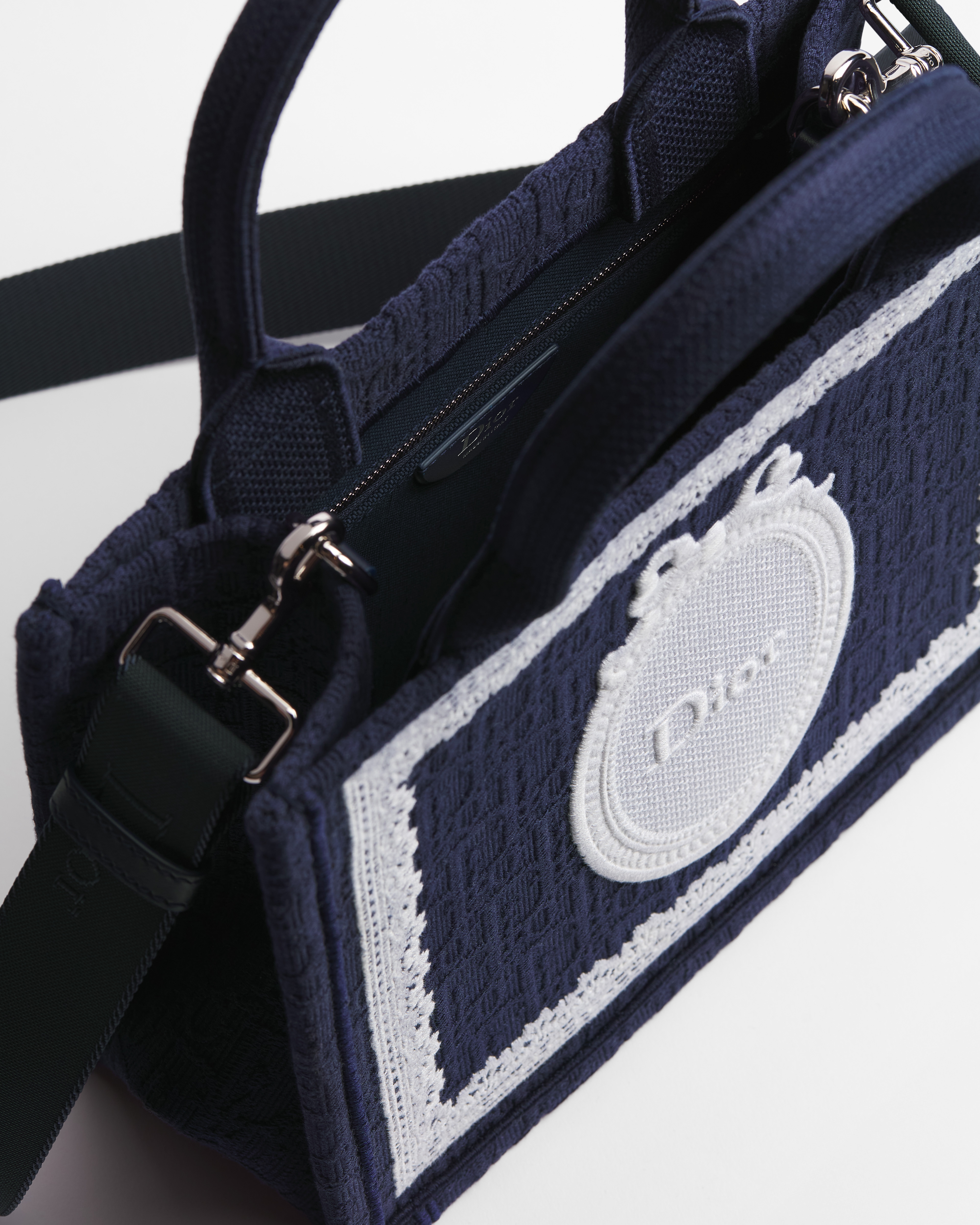 小碼 Dior Book Tote 連肩帶 藍色 Dior Oblique 刺繡配白色蕾絲和 Dior Médaillon（26.5 x 22 x 14 厘米） E06