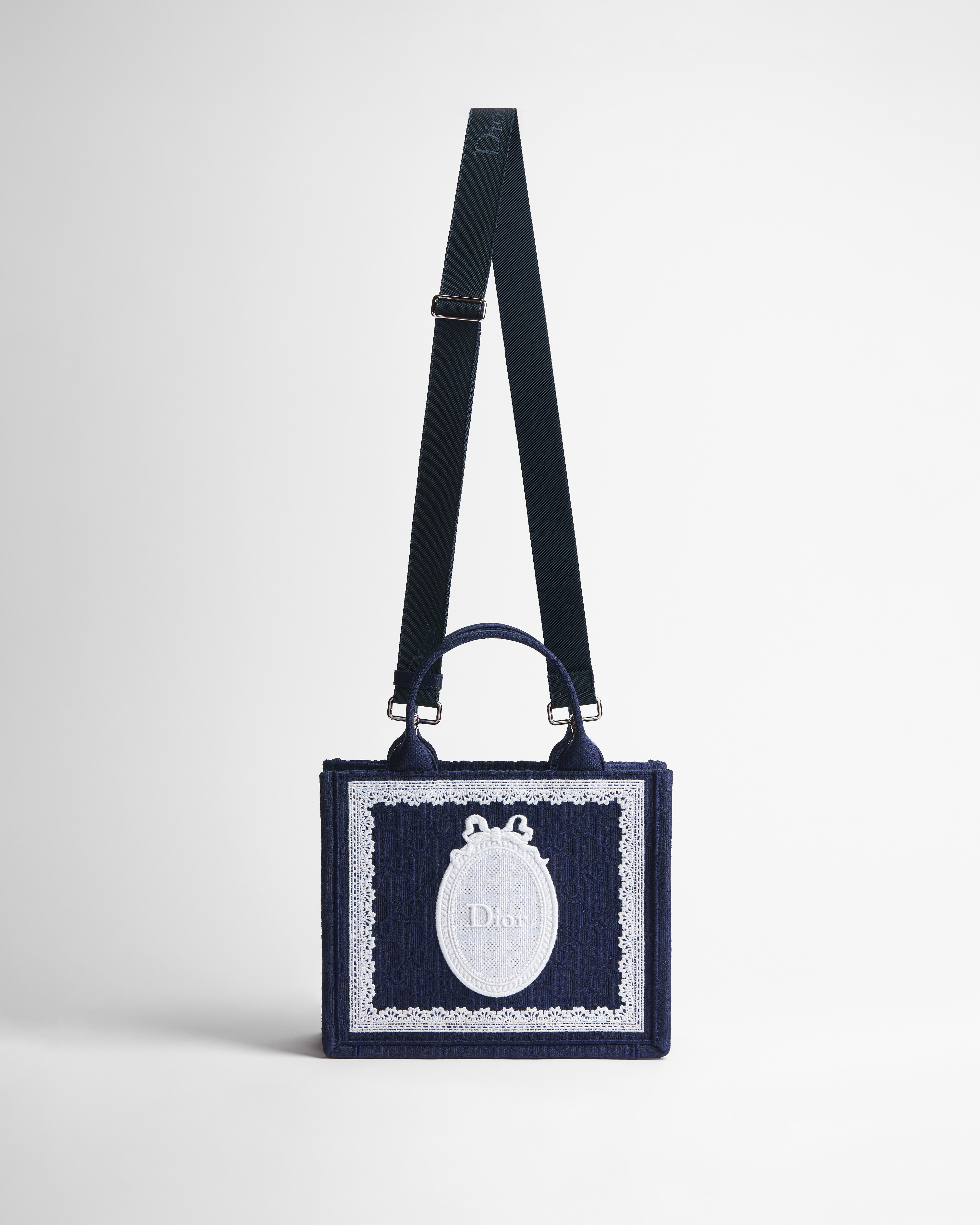 小碼 Dior Book Tote 連肩帶 藍色 Dior Oblique 刺繡配白色蕾絲和 Dior Médaillon（26.5 x 22 x 14 厘米） E07
