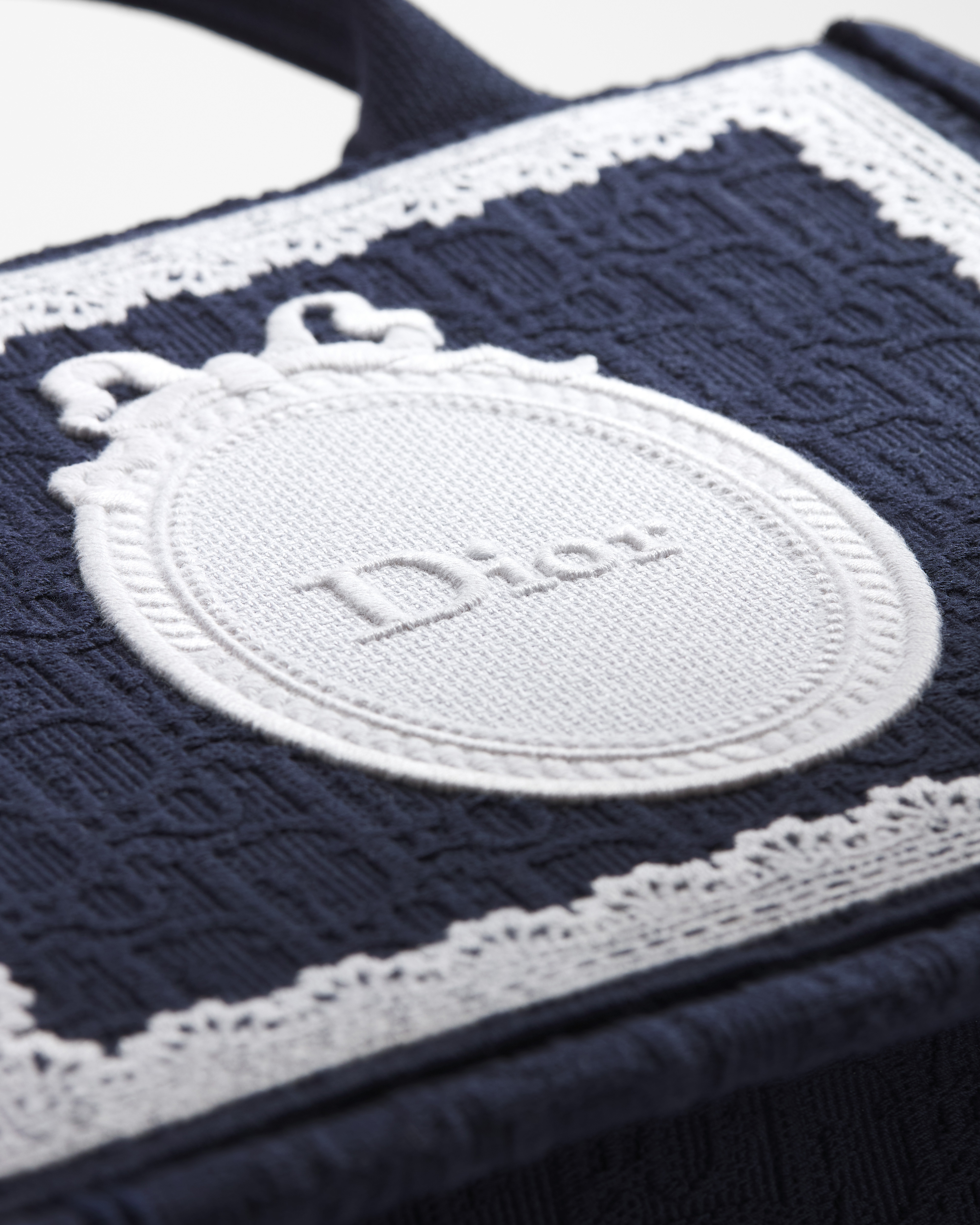 Small Dior Book Tote with Strap Blue Dior Oblique Embroidery with White Lace and Dior Médaillon (26.5 x 22 x 14 cm) E09