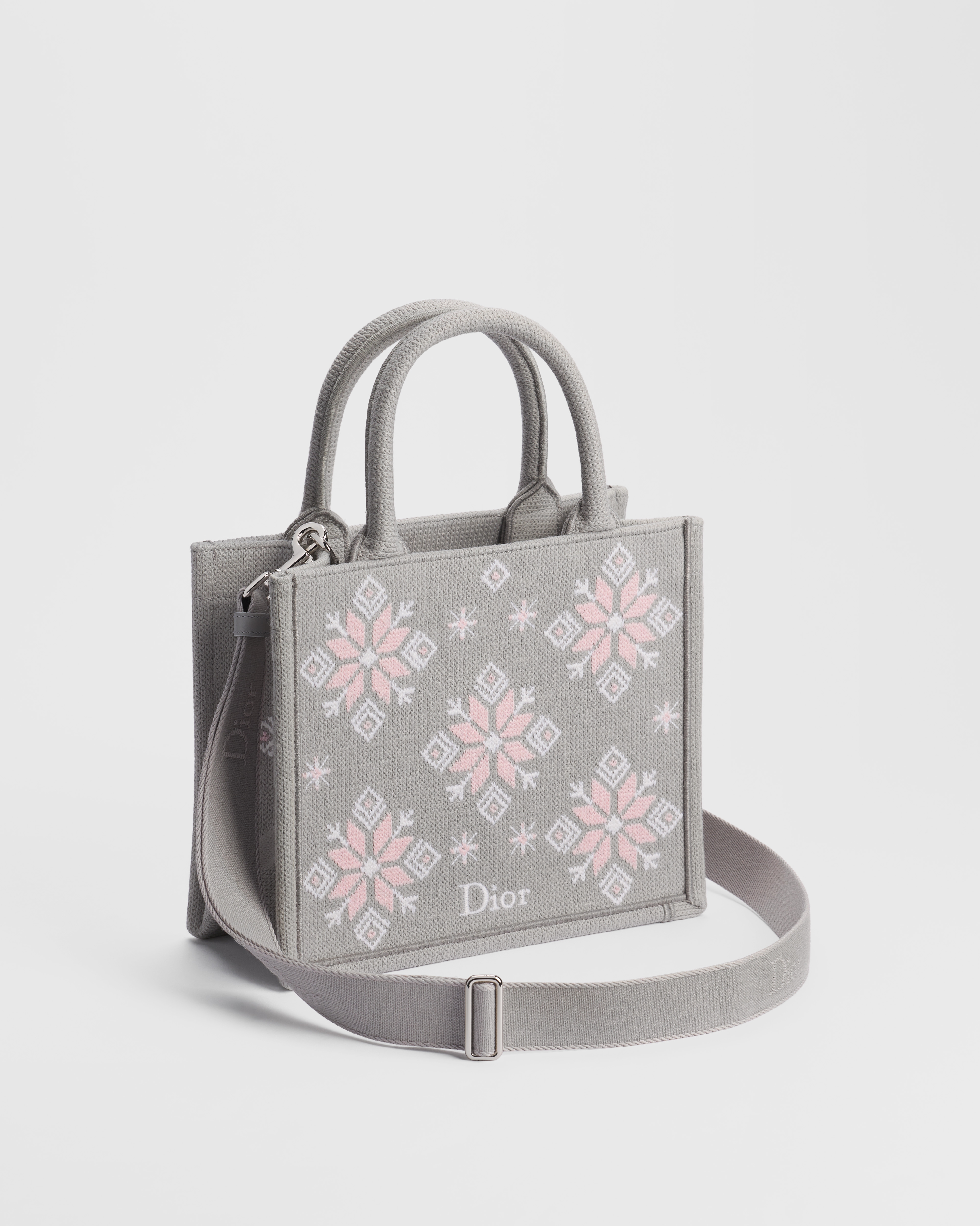 Sac Dior Book Tote Small à bandoulière DiorAlps Maille grise brodée Dior Snowflake rose et blanche (26,5 x 22 x 14 cm) E03
