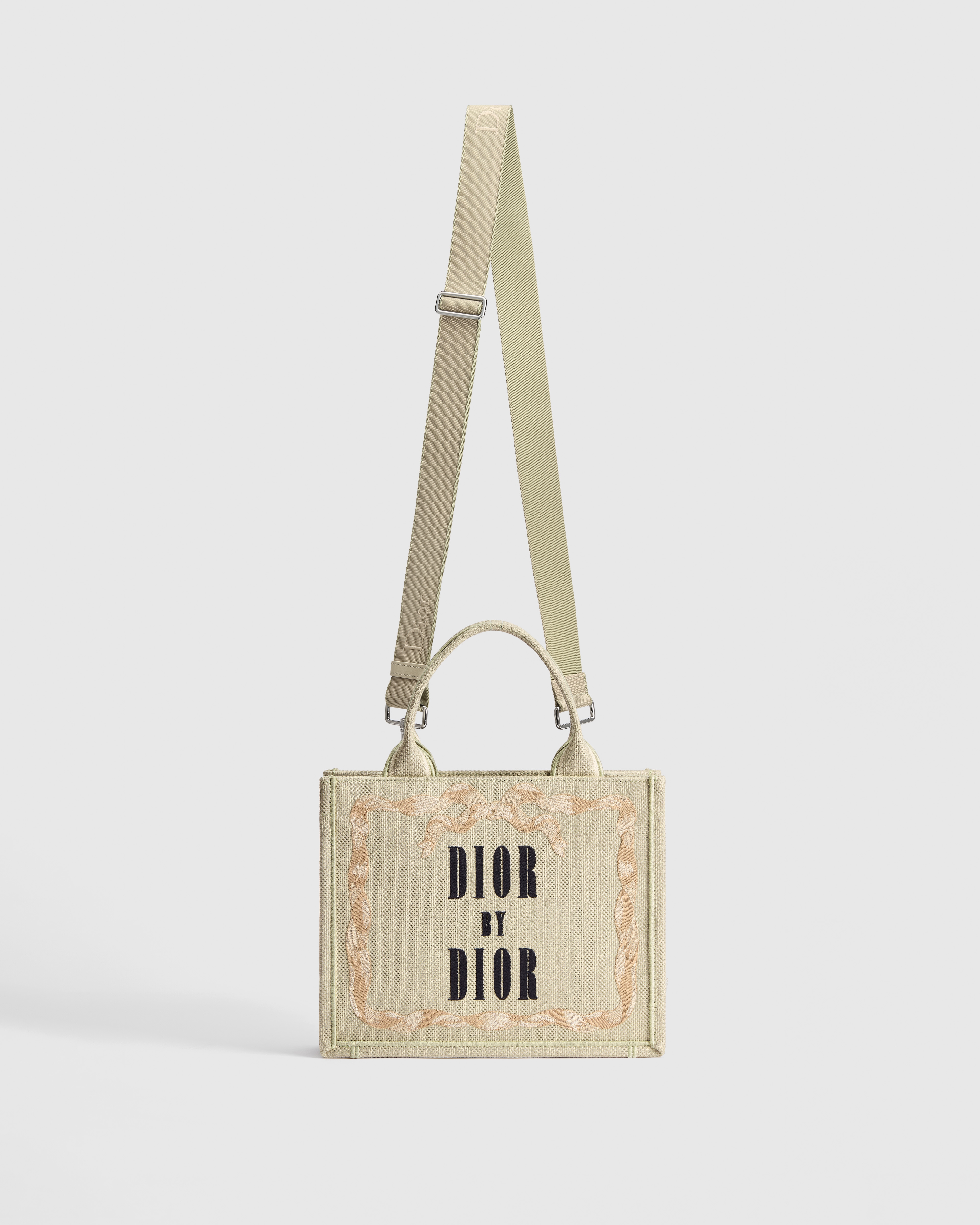 Dior Book Tote ストラップ付きバッグ スモール Book Cover エンブロイダリー (26.5 x 22 x 14 cm) E07