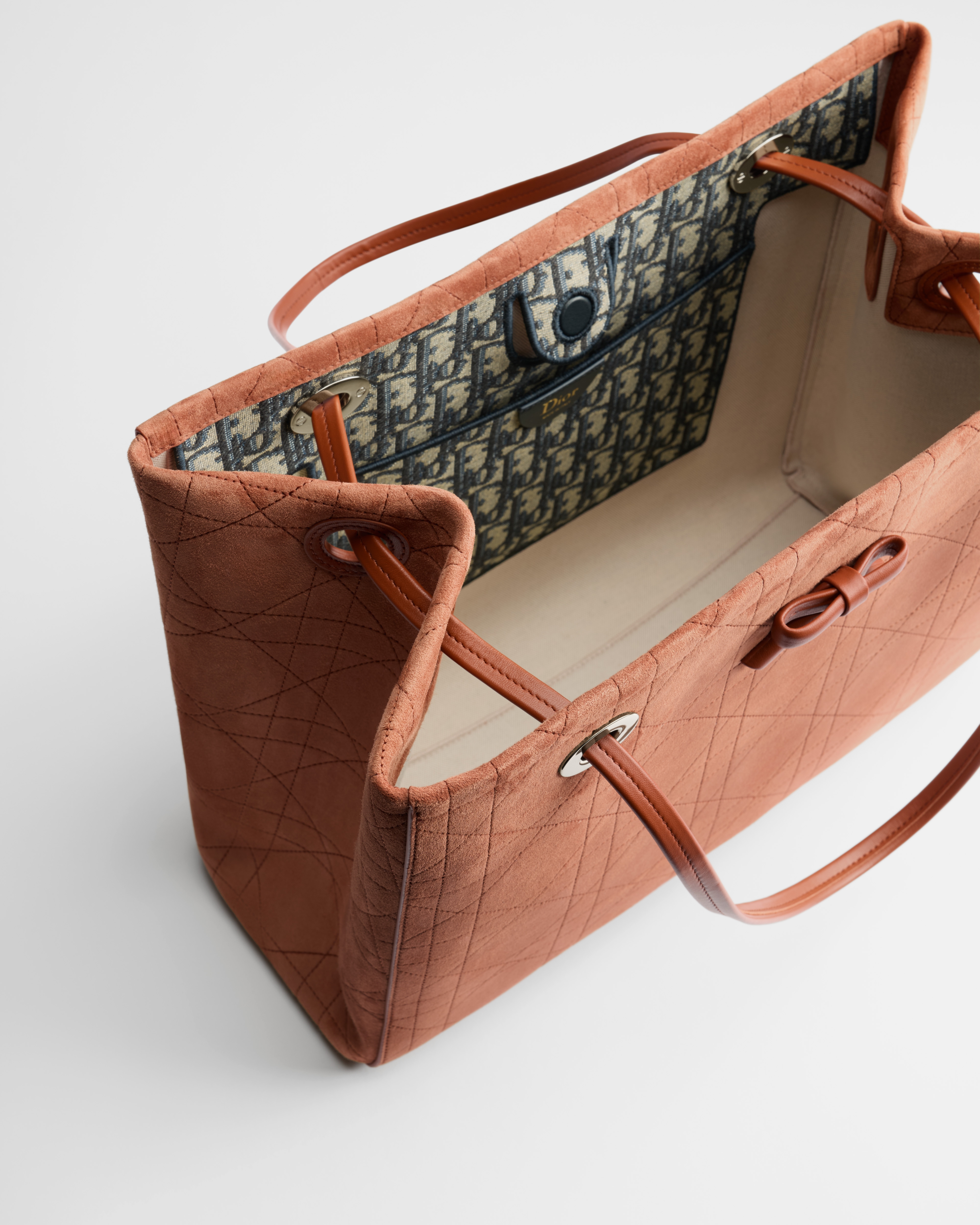 Middelgrote Dior Promenade-shopper Marron Bobby kalfssuède met Flat Cannage-motief E06