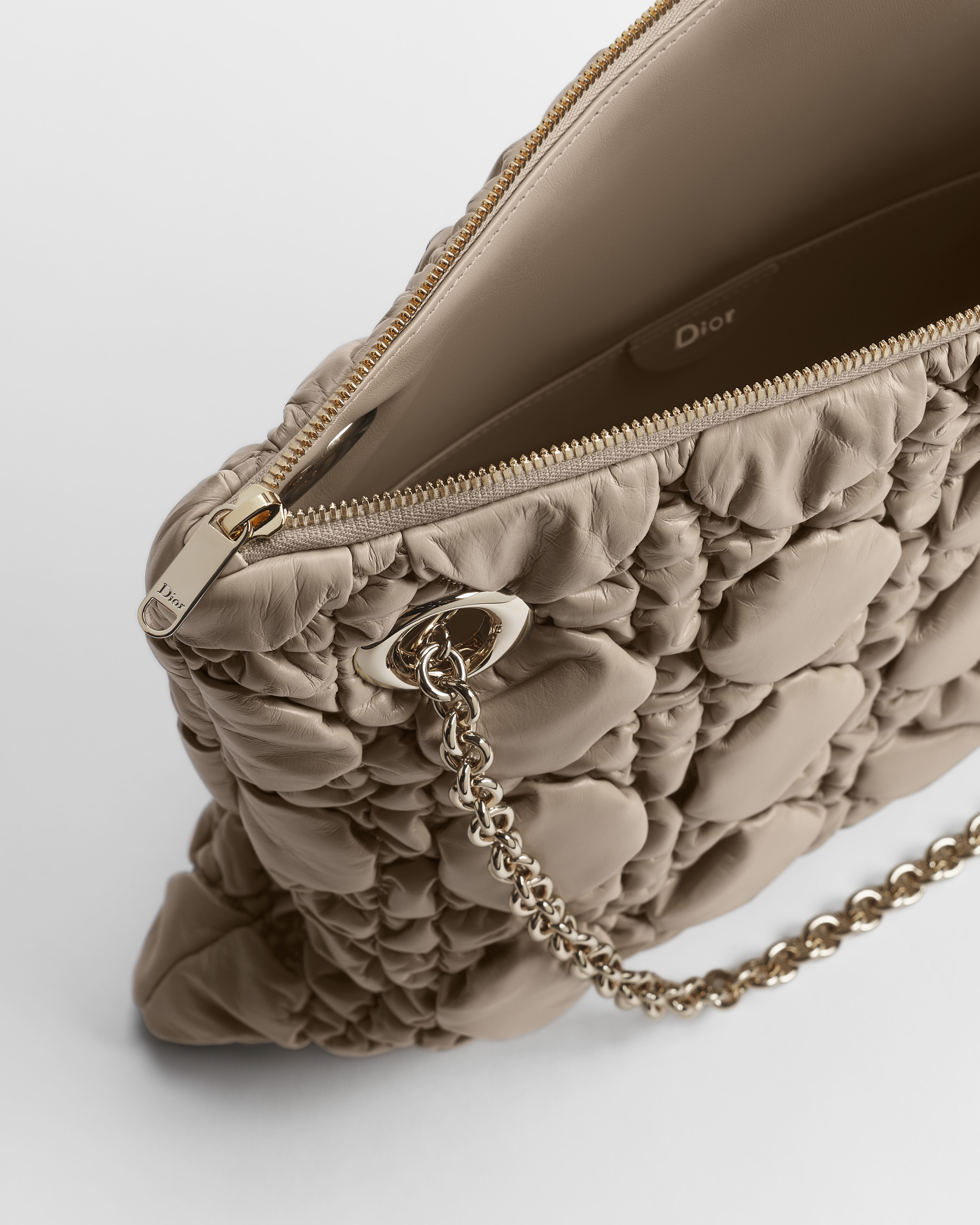 Bolso mediano Dior Crunchy Piel de becerro Puffy Macrocannage color arena E06