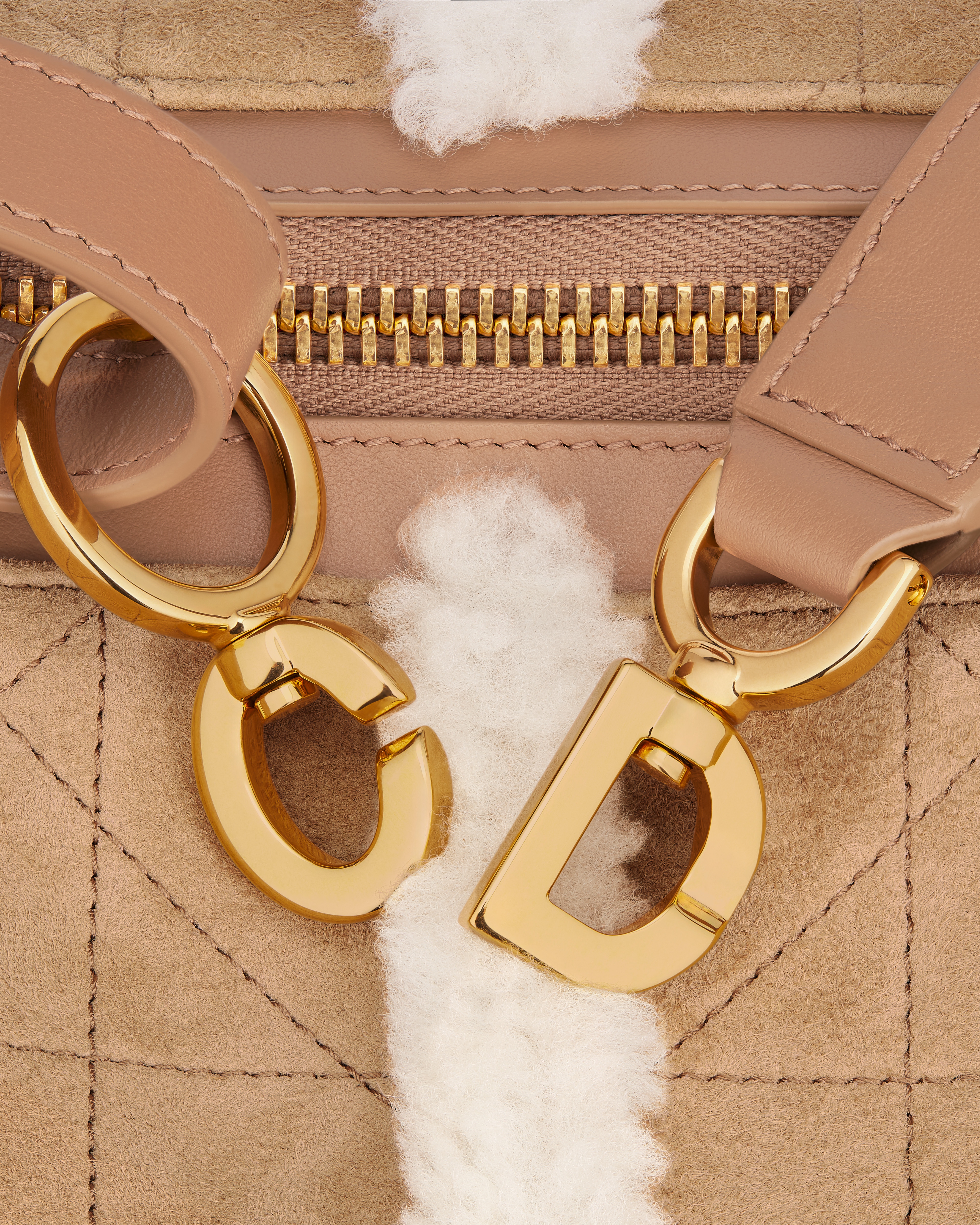 Borsa piccola D-Journey DiorAlps in pelle di agnello scamosciata Motivo Macrocannage beige e lana merino écru E09