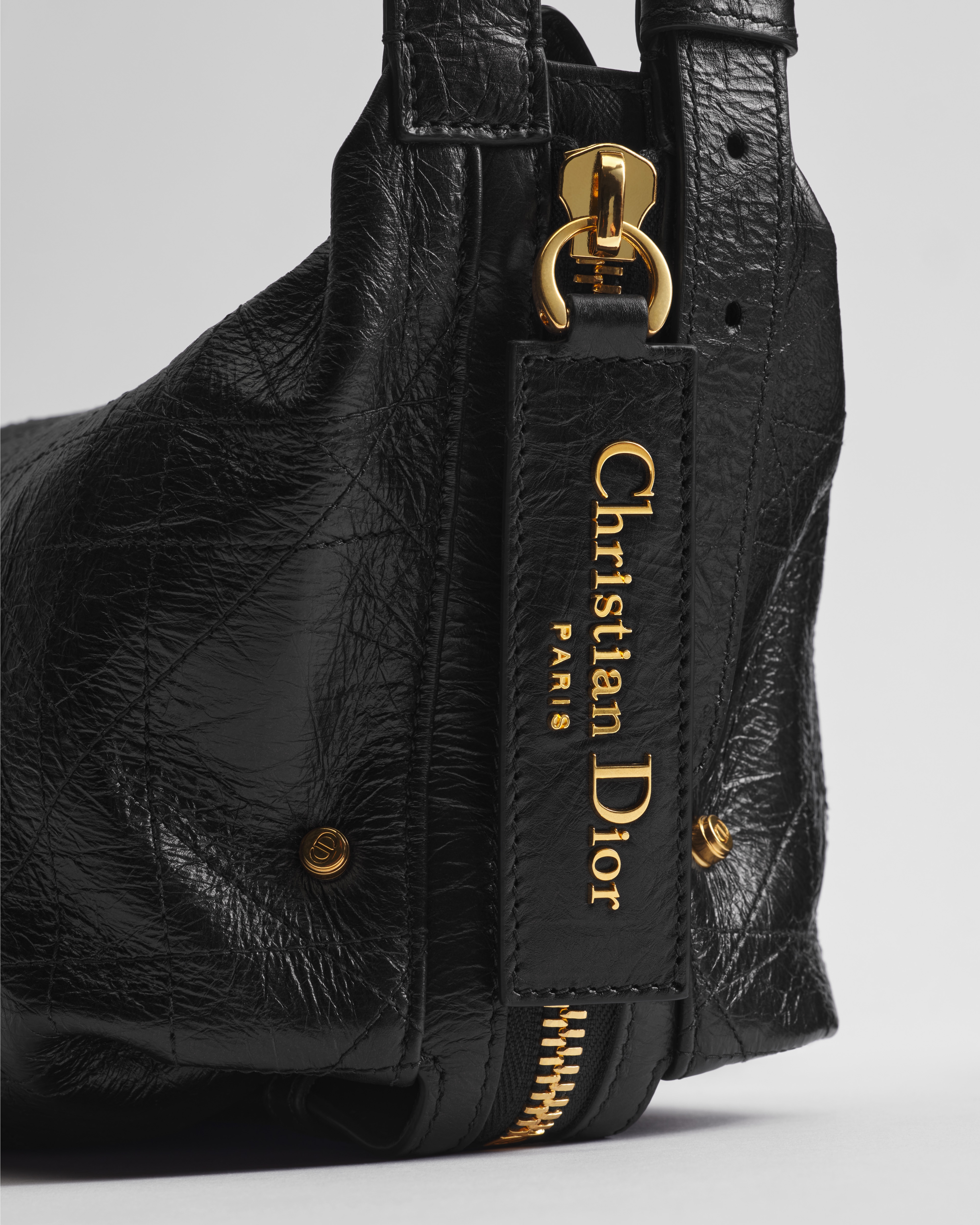 皺面小牛皮 D-Journey 小型包 黑色平面 Macrocannage 大籐格紋 E10