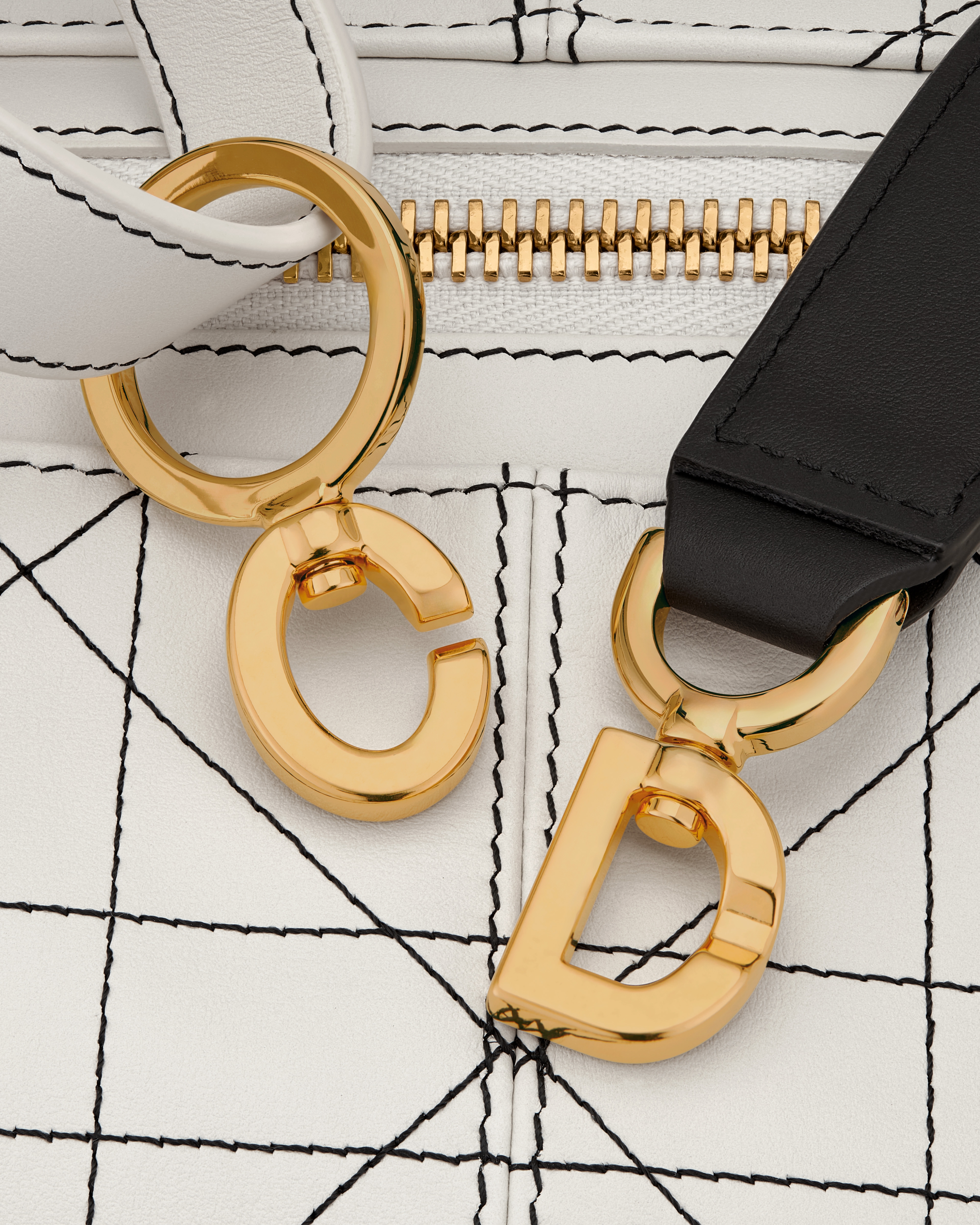 雙色小牛皮 D-Journey 小型包 白色平面 Macrocannage 大籐格紋搭配對比黑色縫線 E09