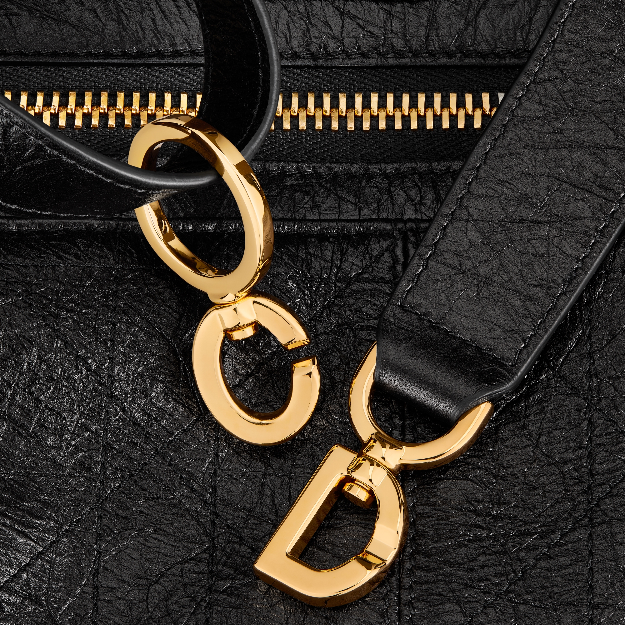 Bolso mediano D-Journey de piel de becerro craquelada Flat Macrocannage negro E09