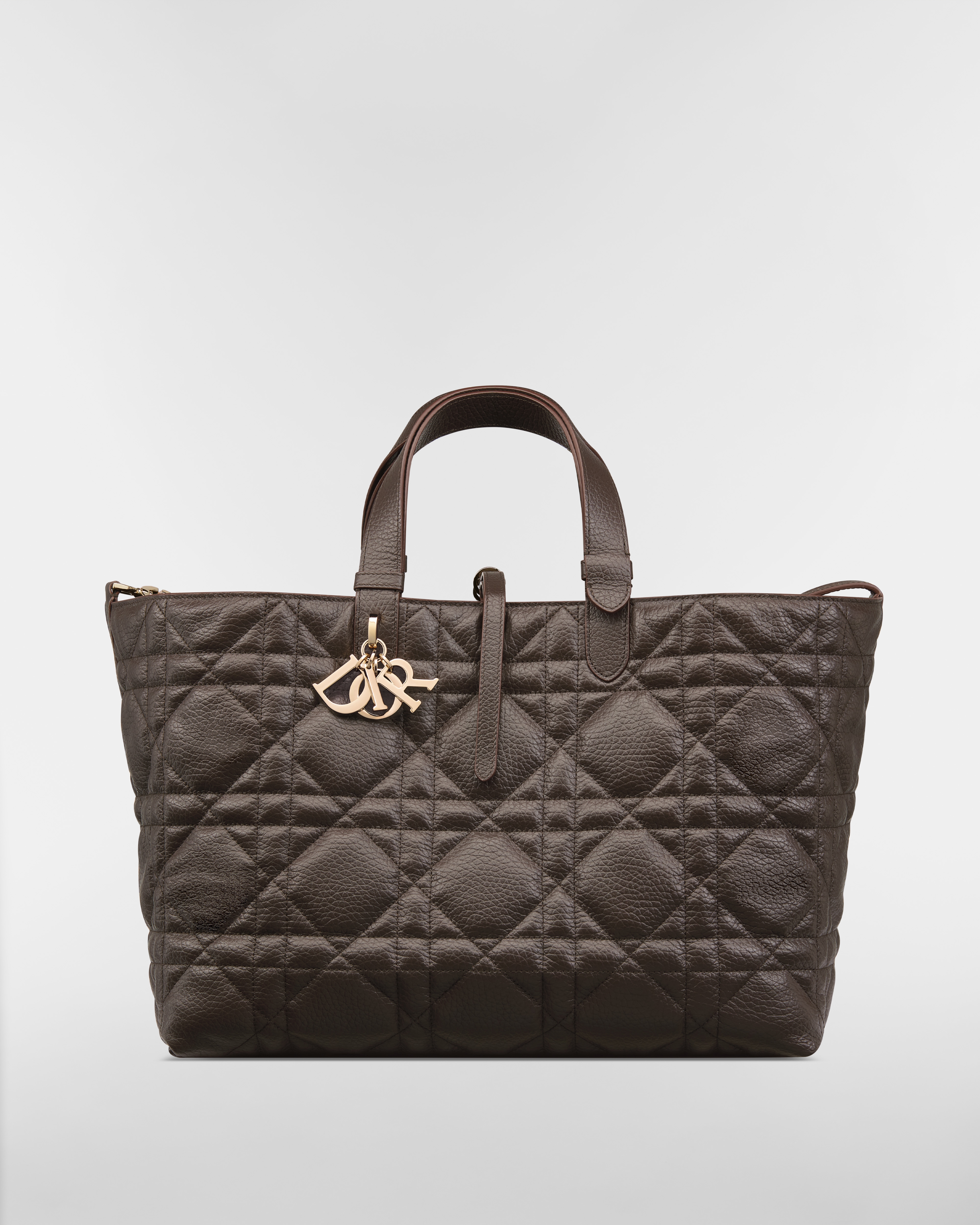 Borsa grande Dior Toujours Pelle di vitello granulata Macrocannage color cioccolato scuro E01