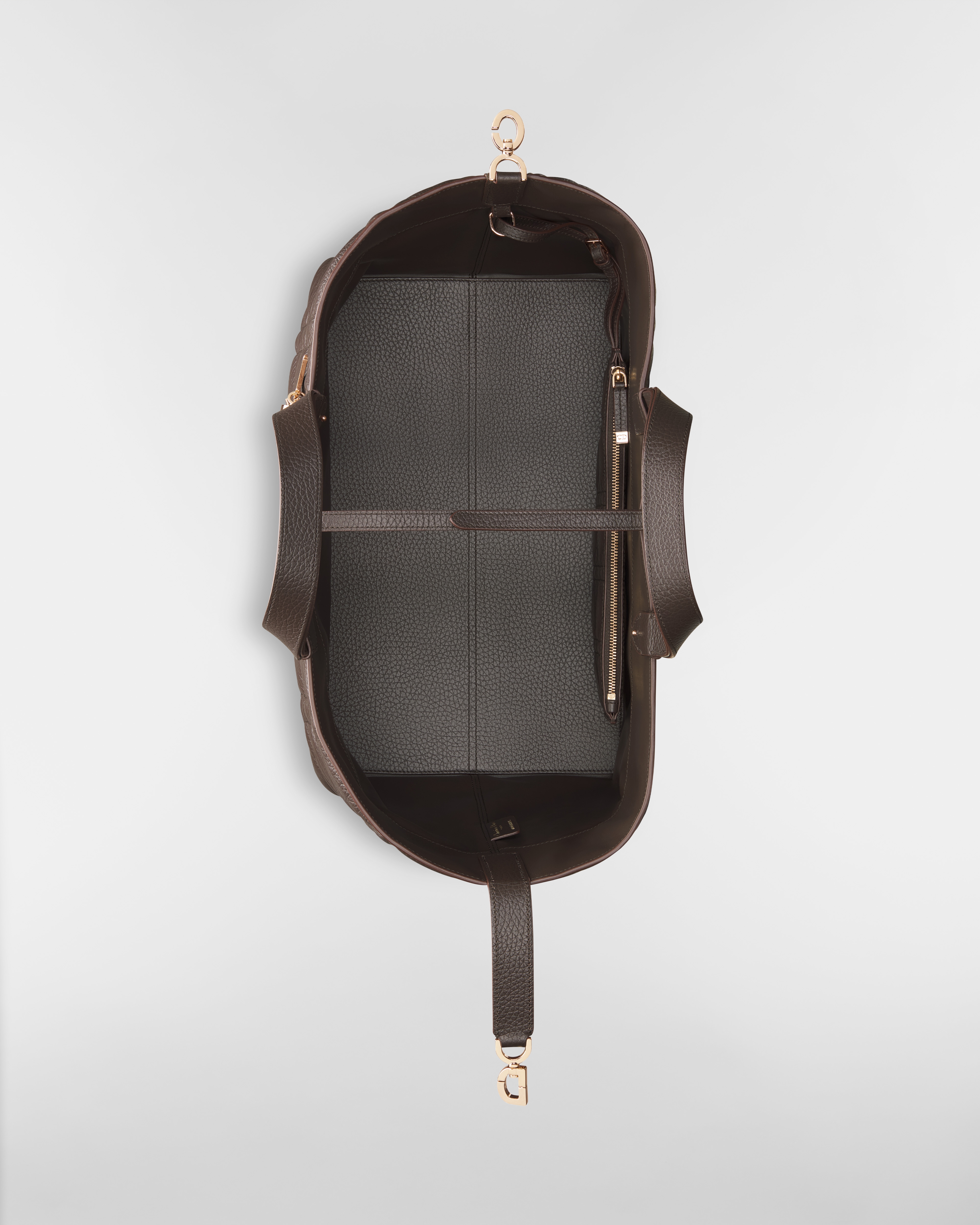 Borsa grande Dior Toujours Pelle di vitello granulata Macrocannage color cioccolato scuro E06