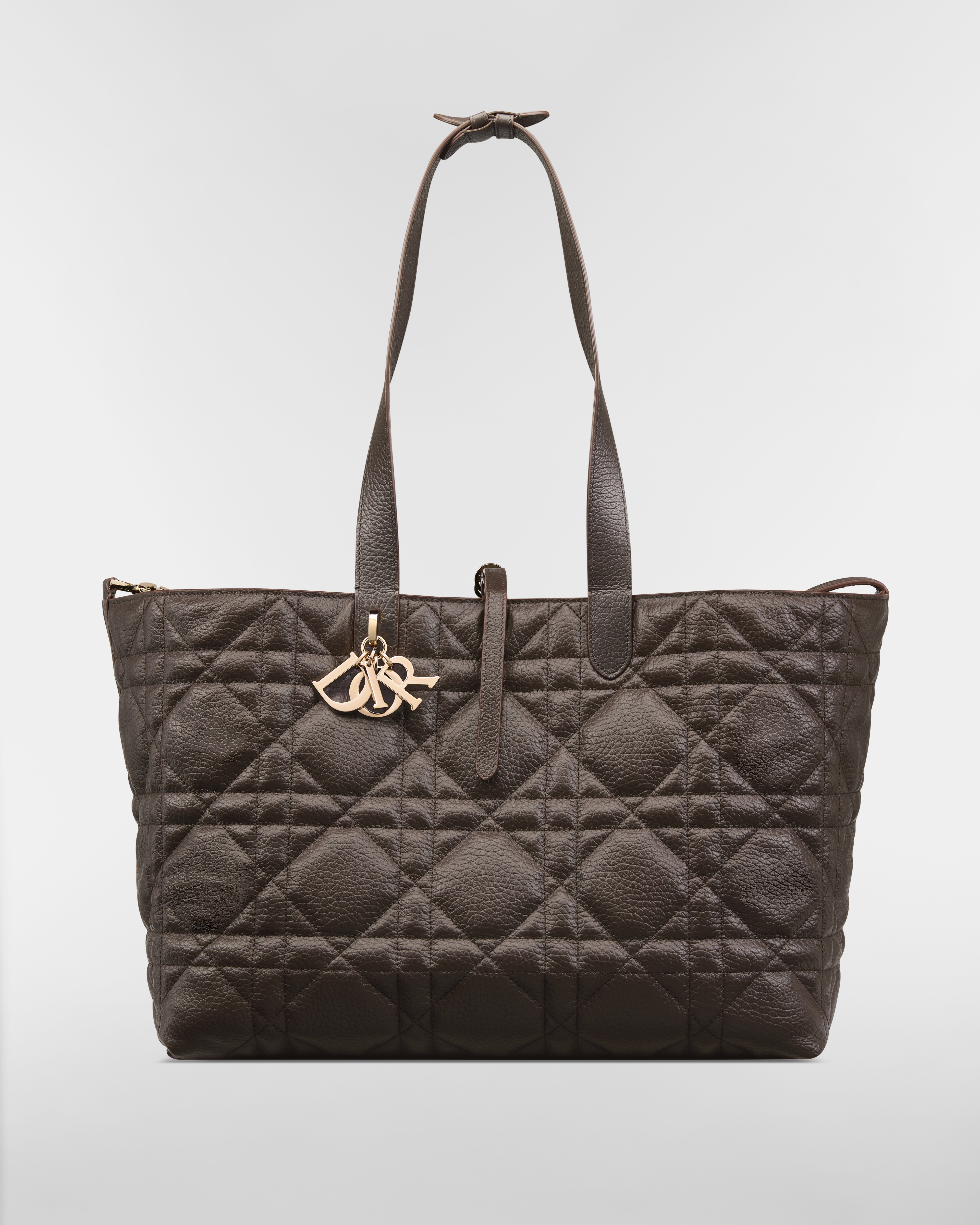 Borsa grande Dior Toujours Pelle di vitello granulata Macrocannage color cioccolato scuro E07