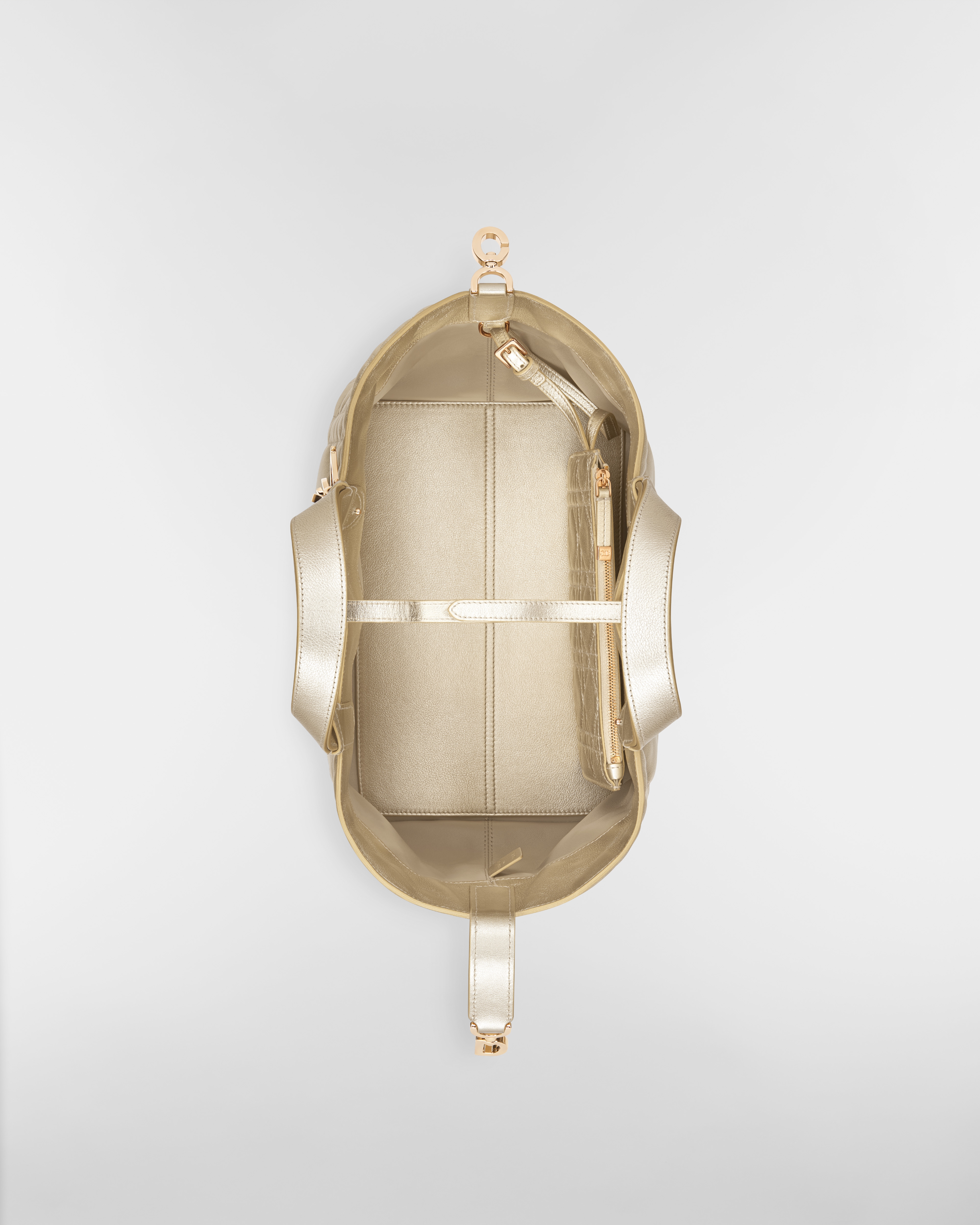 กระเป๋า Medium Dior Toujours หนังลูกวัวลาย Macrocannage โทนสีทองเมทัลลิค E06