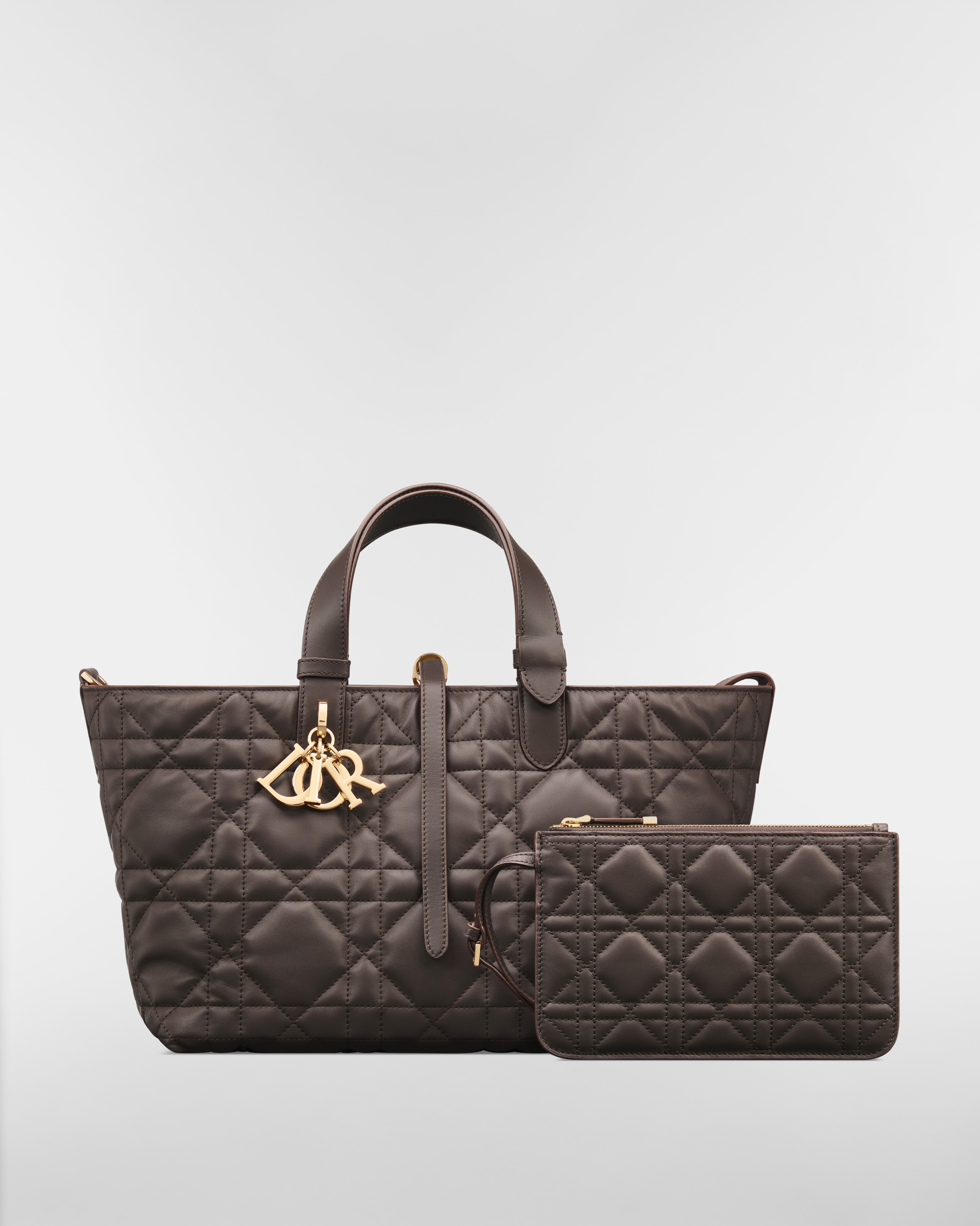 Middelgrote Dior Toujours-tas Donker-chocoladebruin kalfsleer met Macrocannage-motief E10